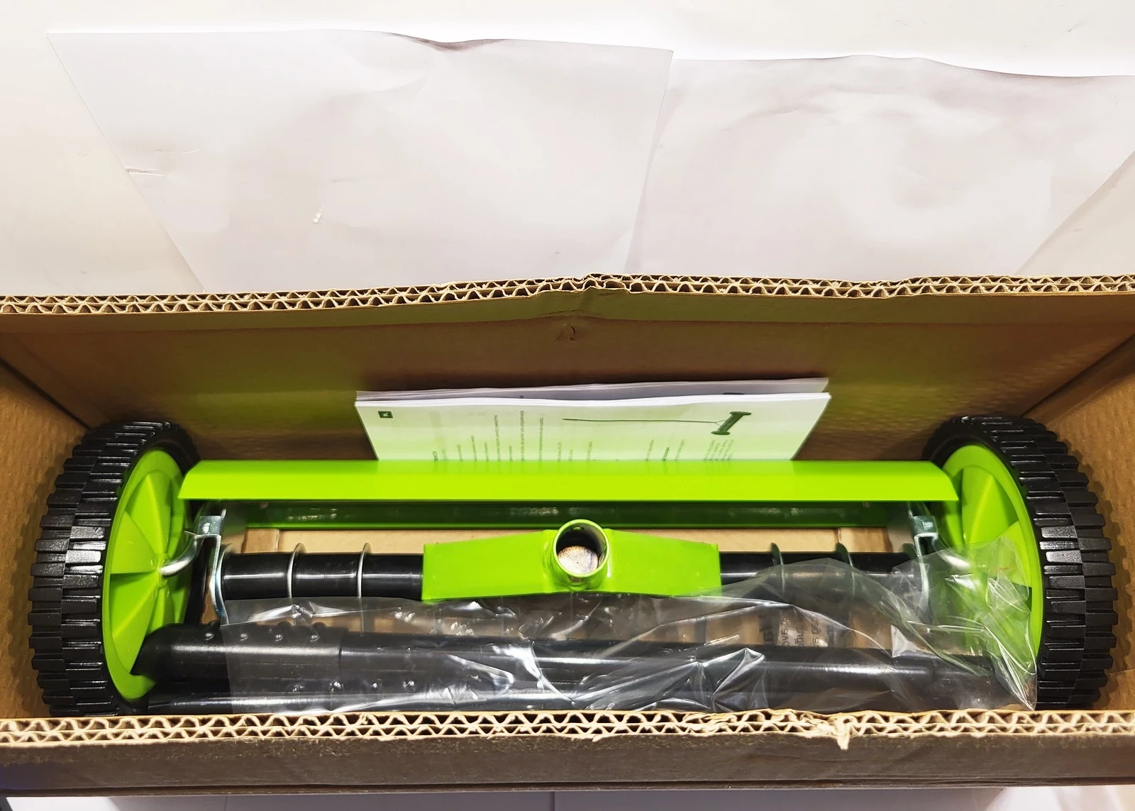 aerator-wertykulator-reczny-do-trawy-trawnika-na-kolkach-trzonkiem-szerokosc-robocza-48