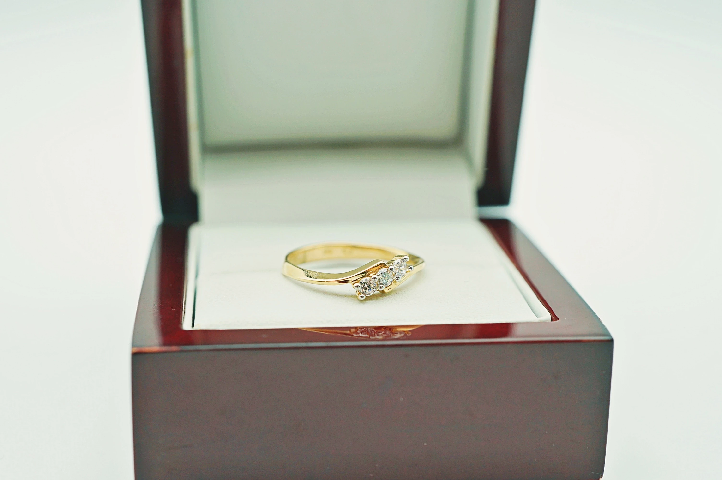 efektowny-zloty-pierscionek-z-trzema-cyrkoniami-r1614k190g-waga-190