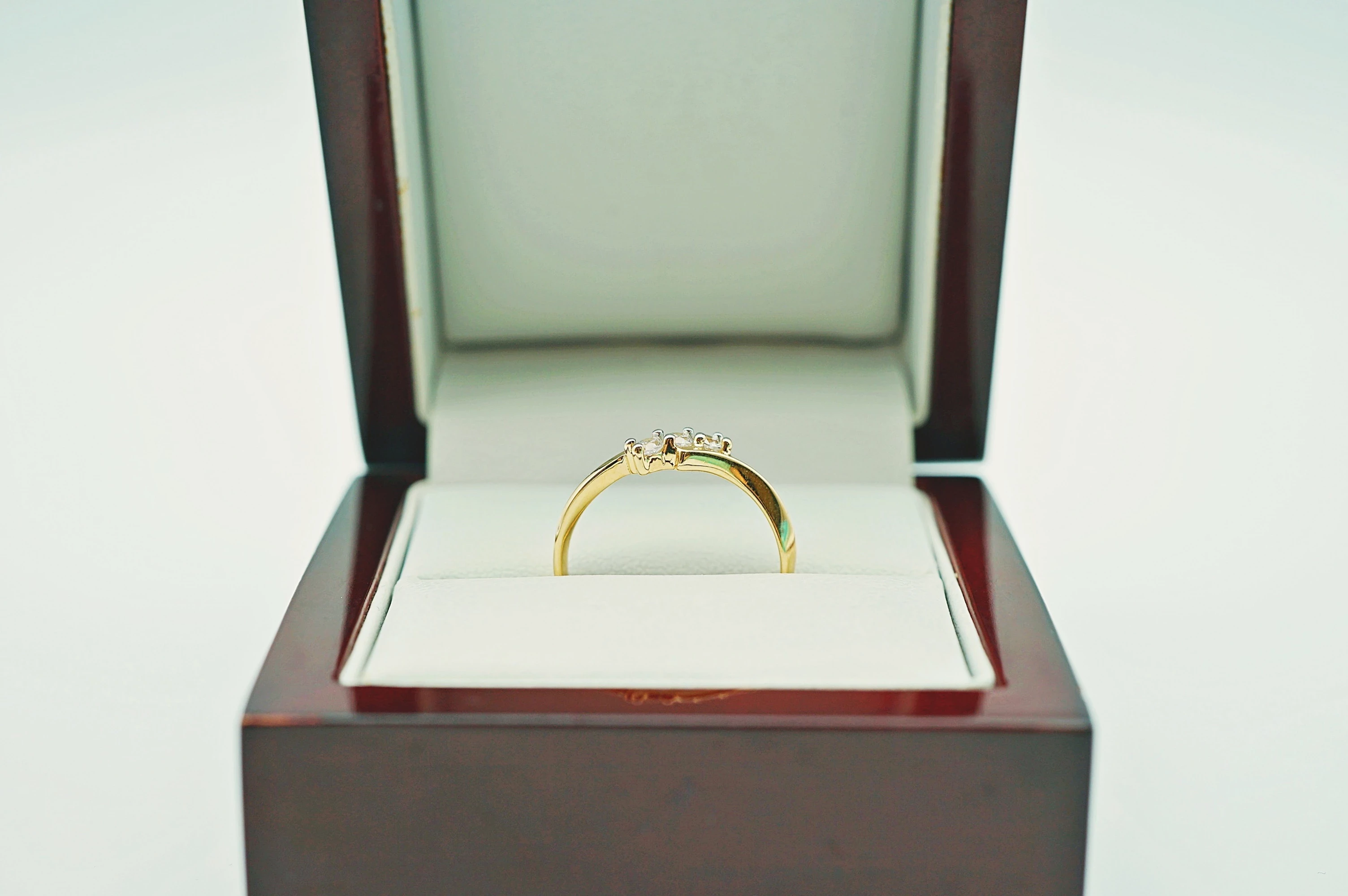 efektowny-zloty-pierscionek-z-trzema-cyrkoniami-r1614k190g-rozmiarsrednica-wew-mm-372-16