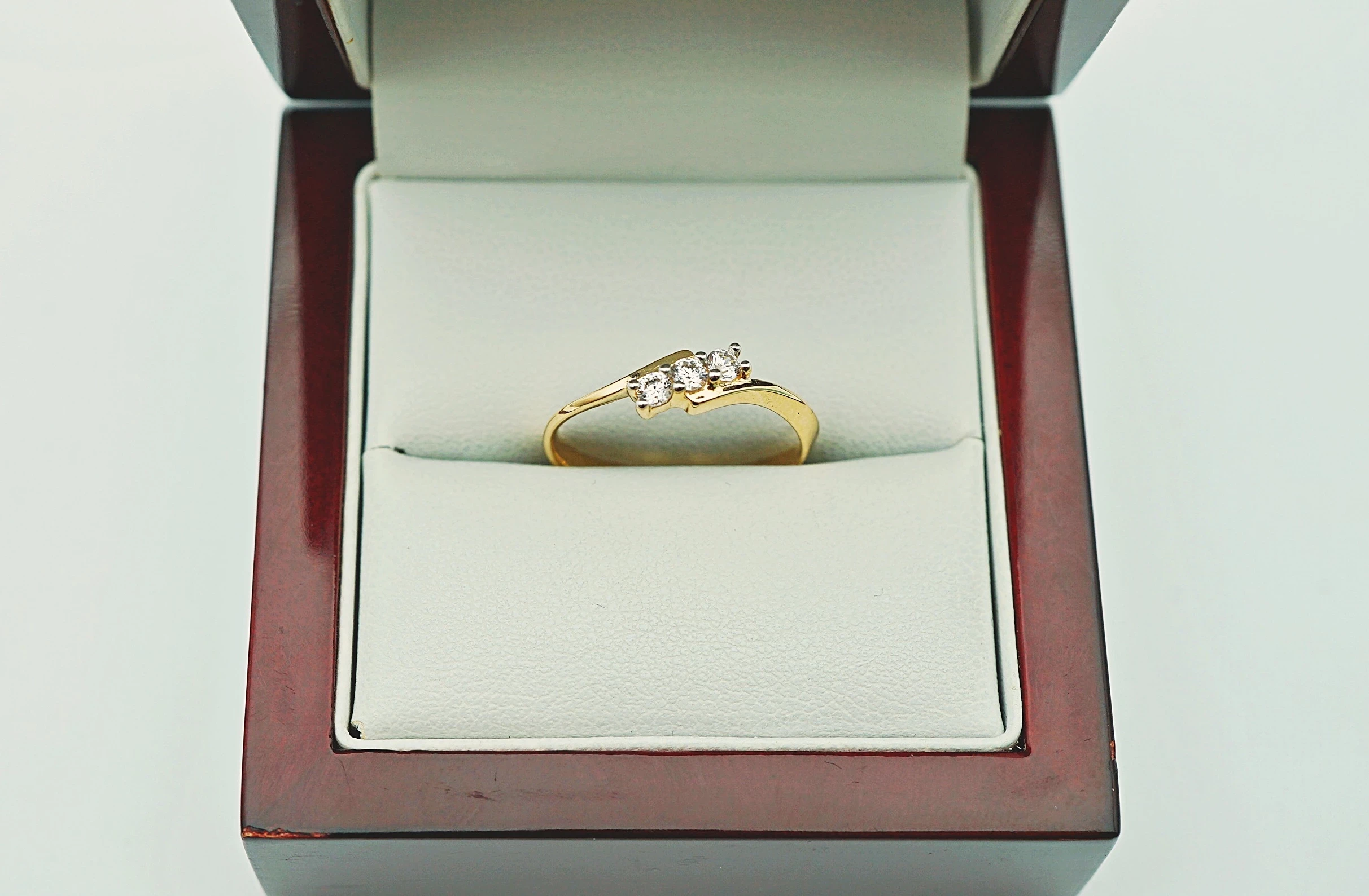 efektowny-zloty-pierscionek-z-trzema-cyrkoniami-r1614k190g-garbary-53-poznan