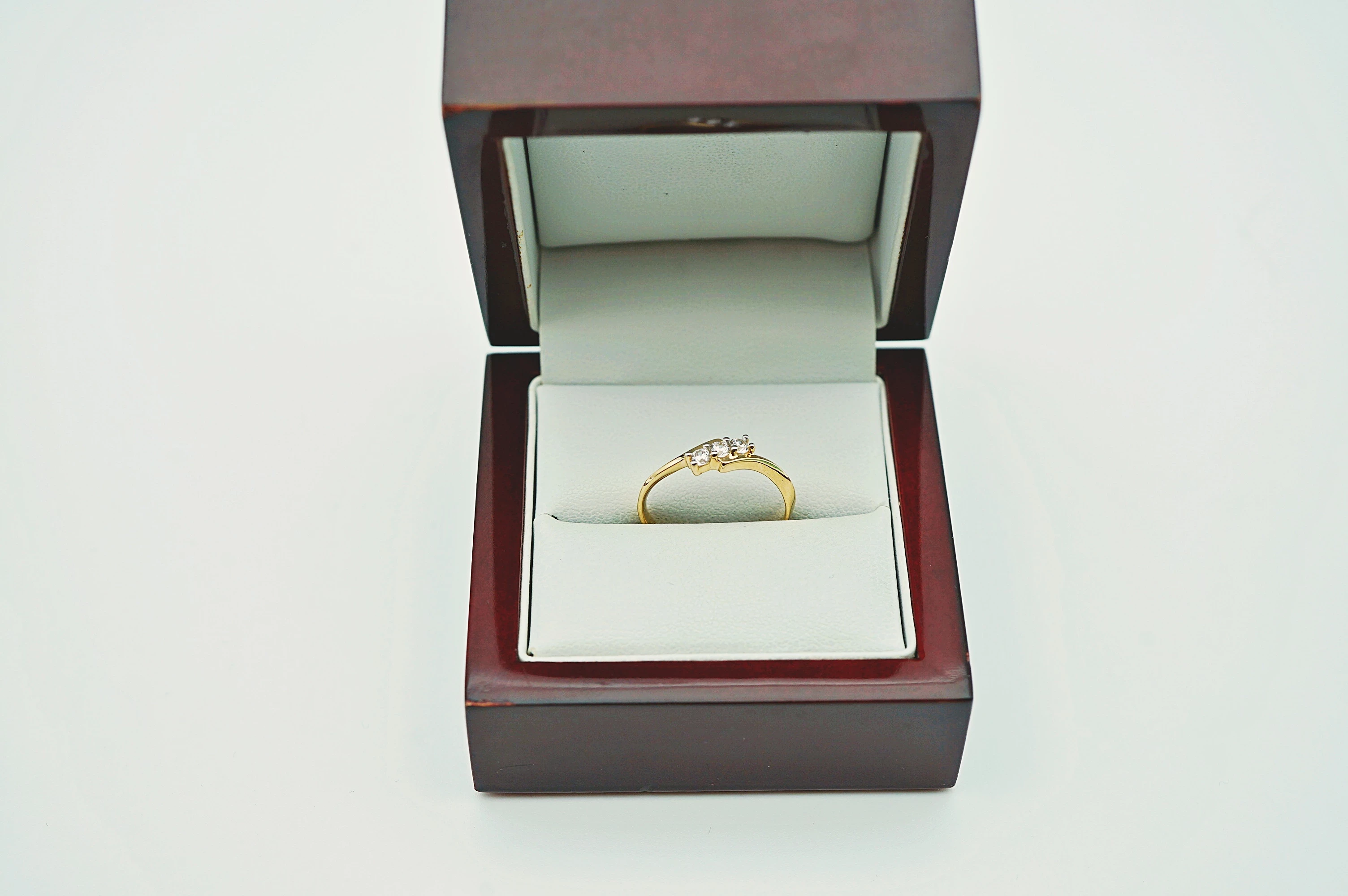 efektowny-zloty-pierscionek-z-trzema-cyrkoniami-r1614k190g-kamien-17088-128