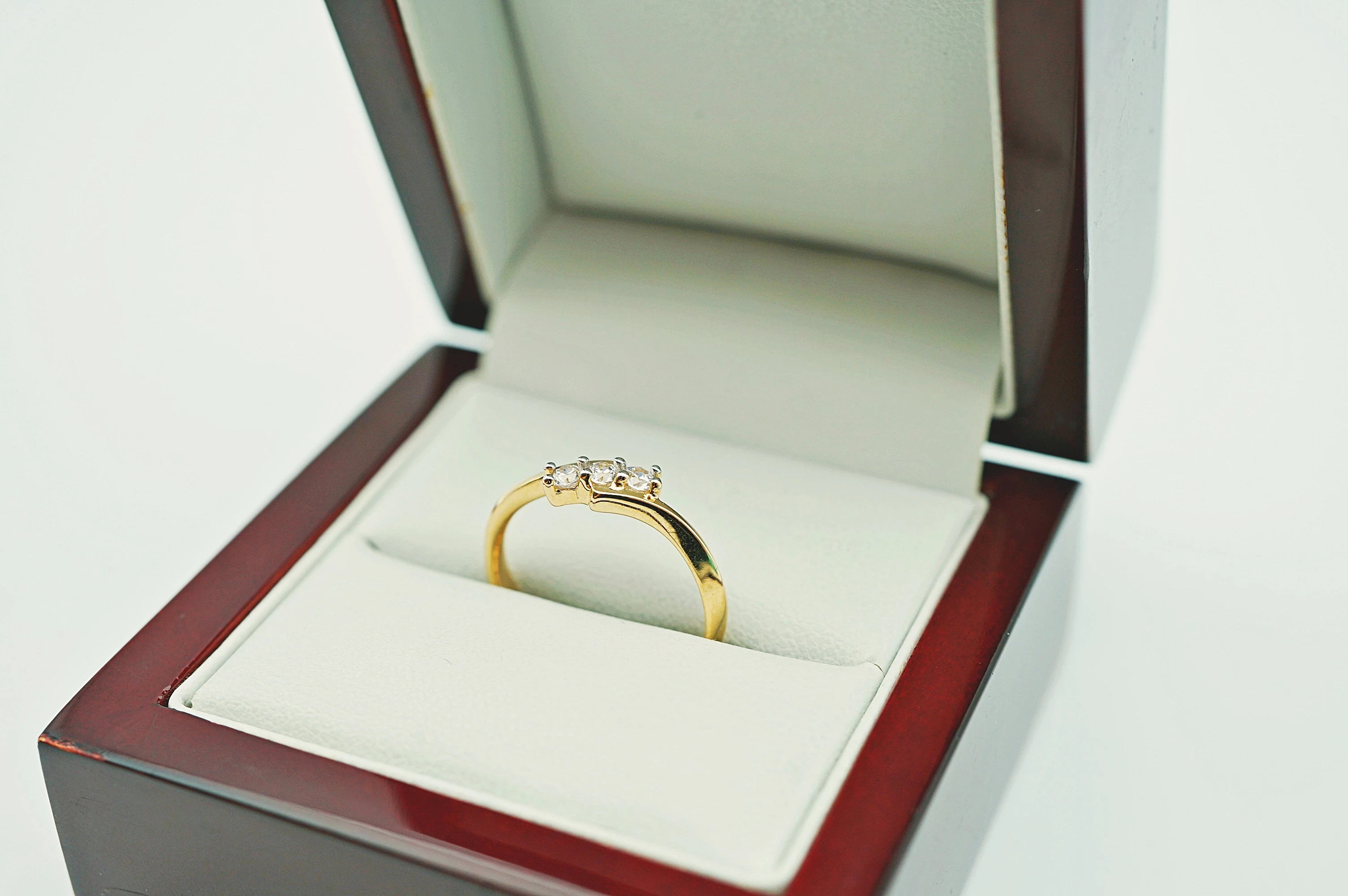 efektowny-zloty-pierscionek-z-trzema-cyrkoniami-r1614k190g-material-15835-2