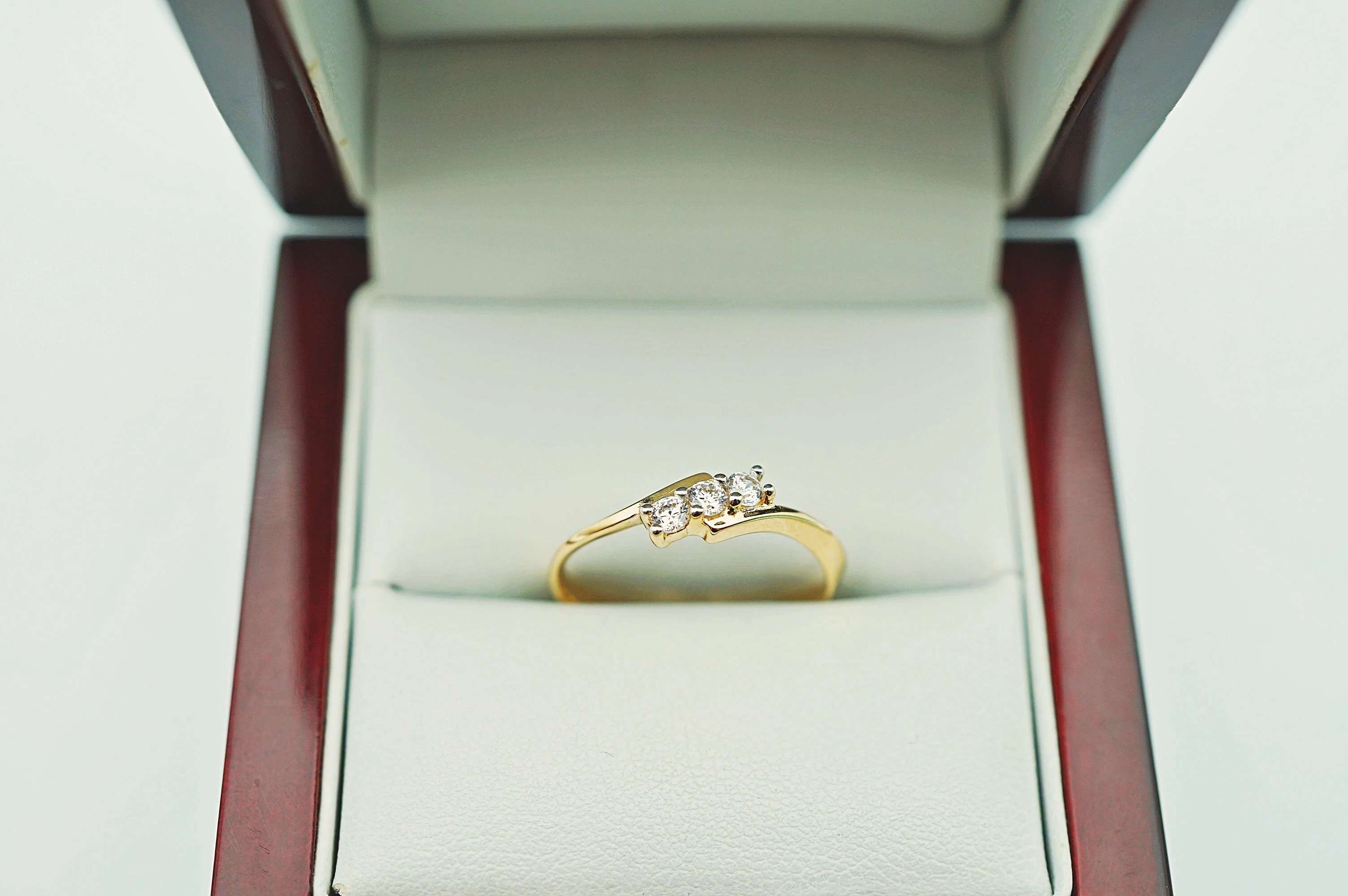 efektowny-zloty-pierscionek-z-trzema-cyrkoniami-r1614k190g-stan-11323-2