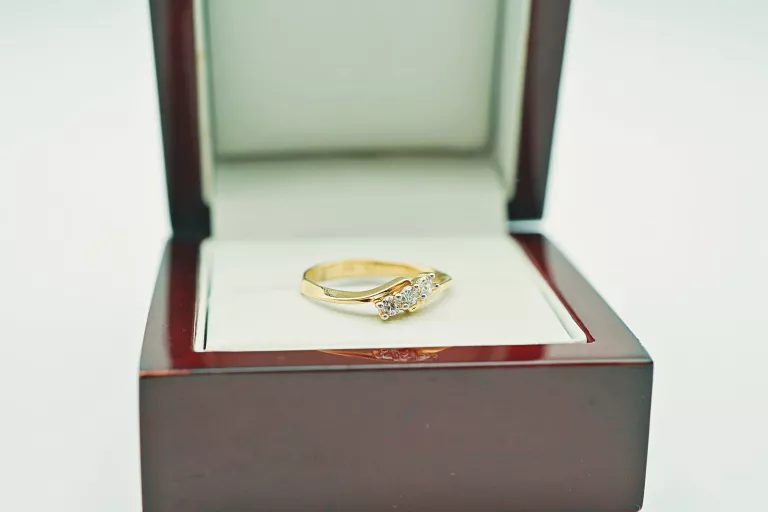 efektowny-zloty-pierscionek-z-trzema-cyrkoniami-r1614k190g-waga-190