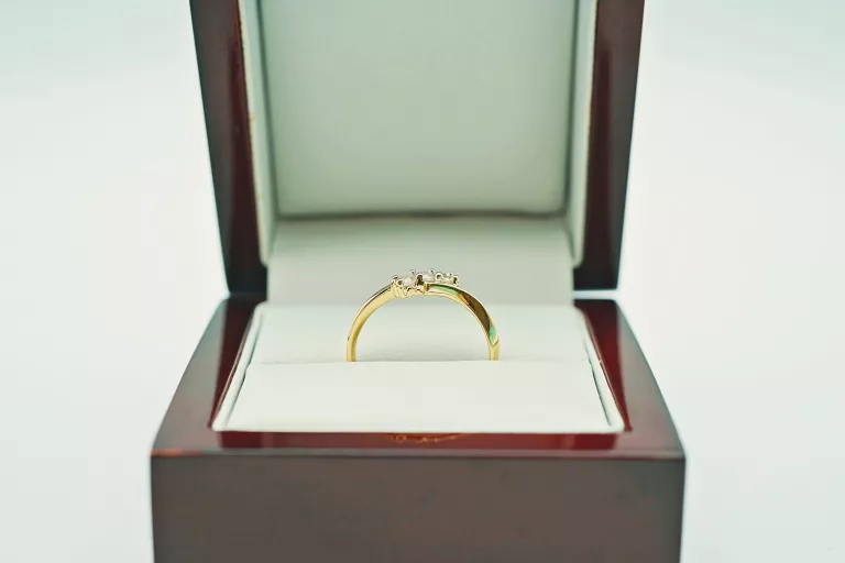 efektowny-zloty-pierscionek-z-trzema-cyrkoniami-r1614k190g-rozmiarsrednica-wew-mm-372-16