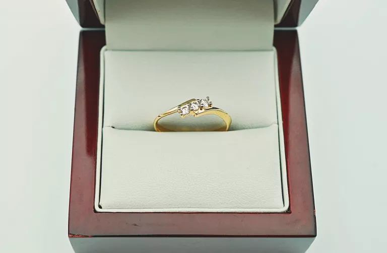 efektowny-zloty-pierscionek-z-trzema-cyrkoniami-r1614k190g-garbary-53-poznan