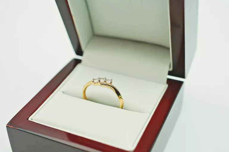 efektowny-zloty-pierscionek-z-trzema-cyrkoniami-r1614k190g-material-15835-2