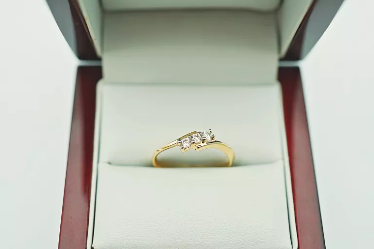 efektowny-zloty-pierscionek-z-trzema-cyrkoniami-r1614k190g-stan-11323-2