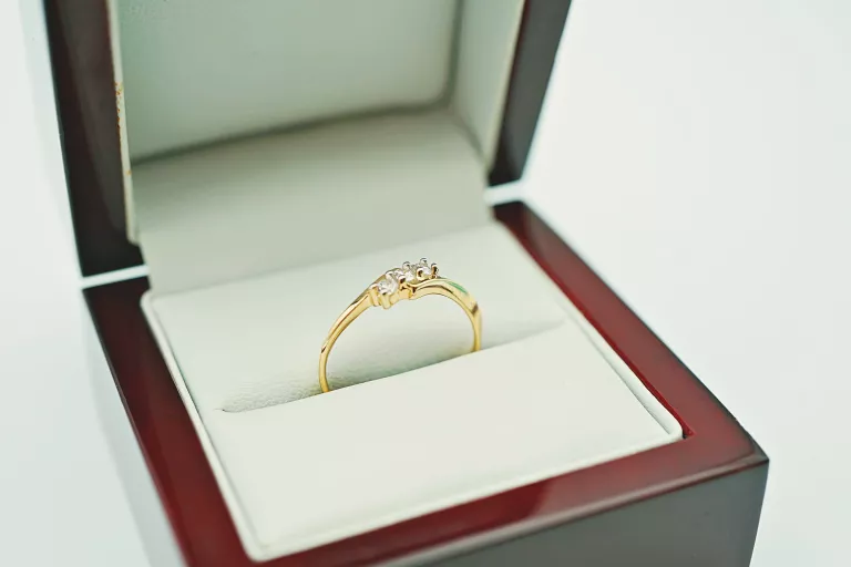 efektowny-zloty-pierscionek-z-trzema-cyrkoniami-r1614k190g-rodzaj-2205-2