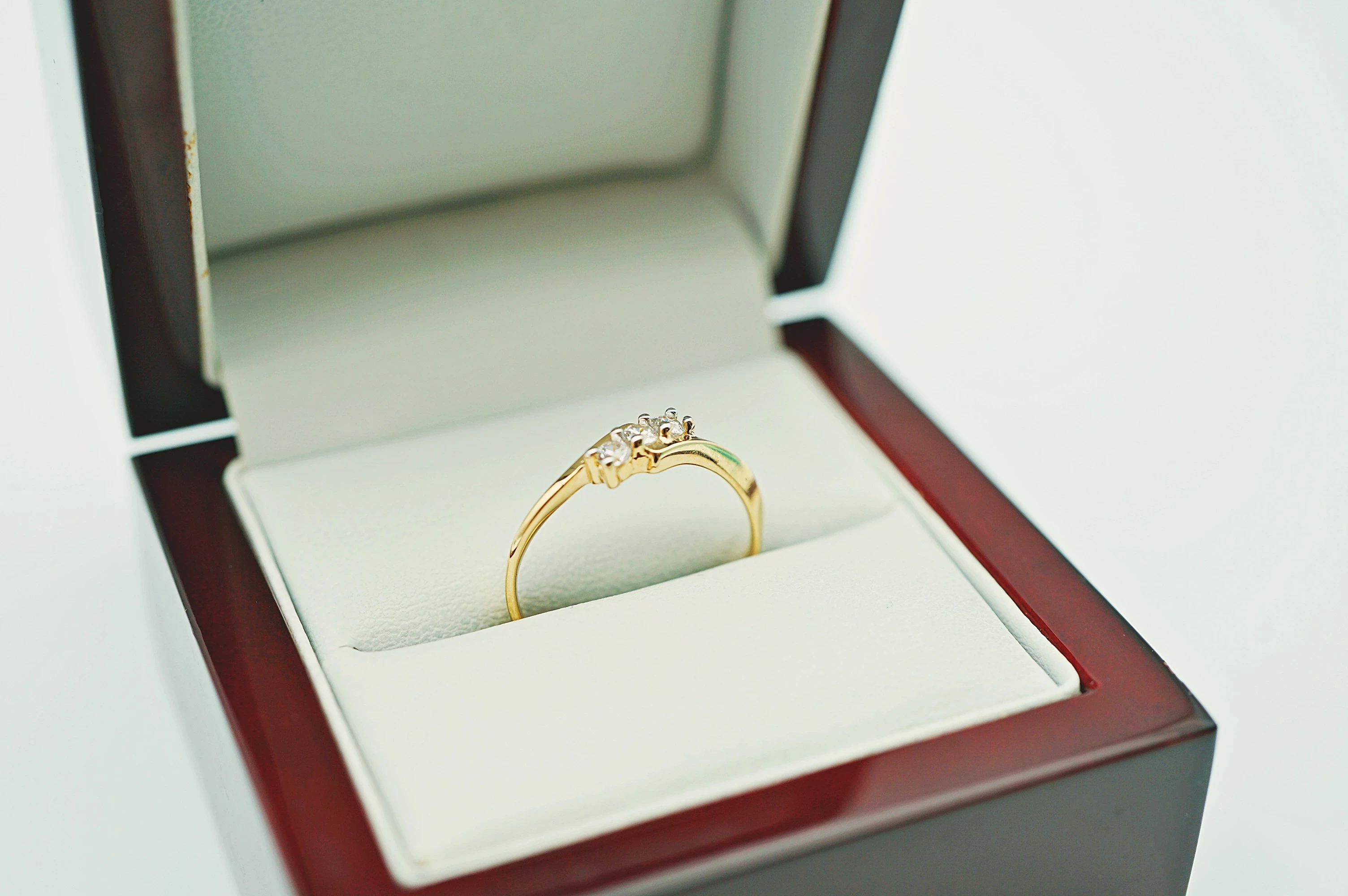 efektowny-zloty-pierscionek-z-trzema-cyrkoniami-r1614k190g-rodzaj-2205-2