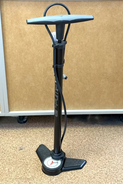 rowerowa-pompka-podlogowa-z-manometrem-dabrowskiego-149-poznan-ska-x