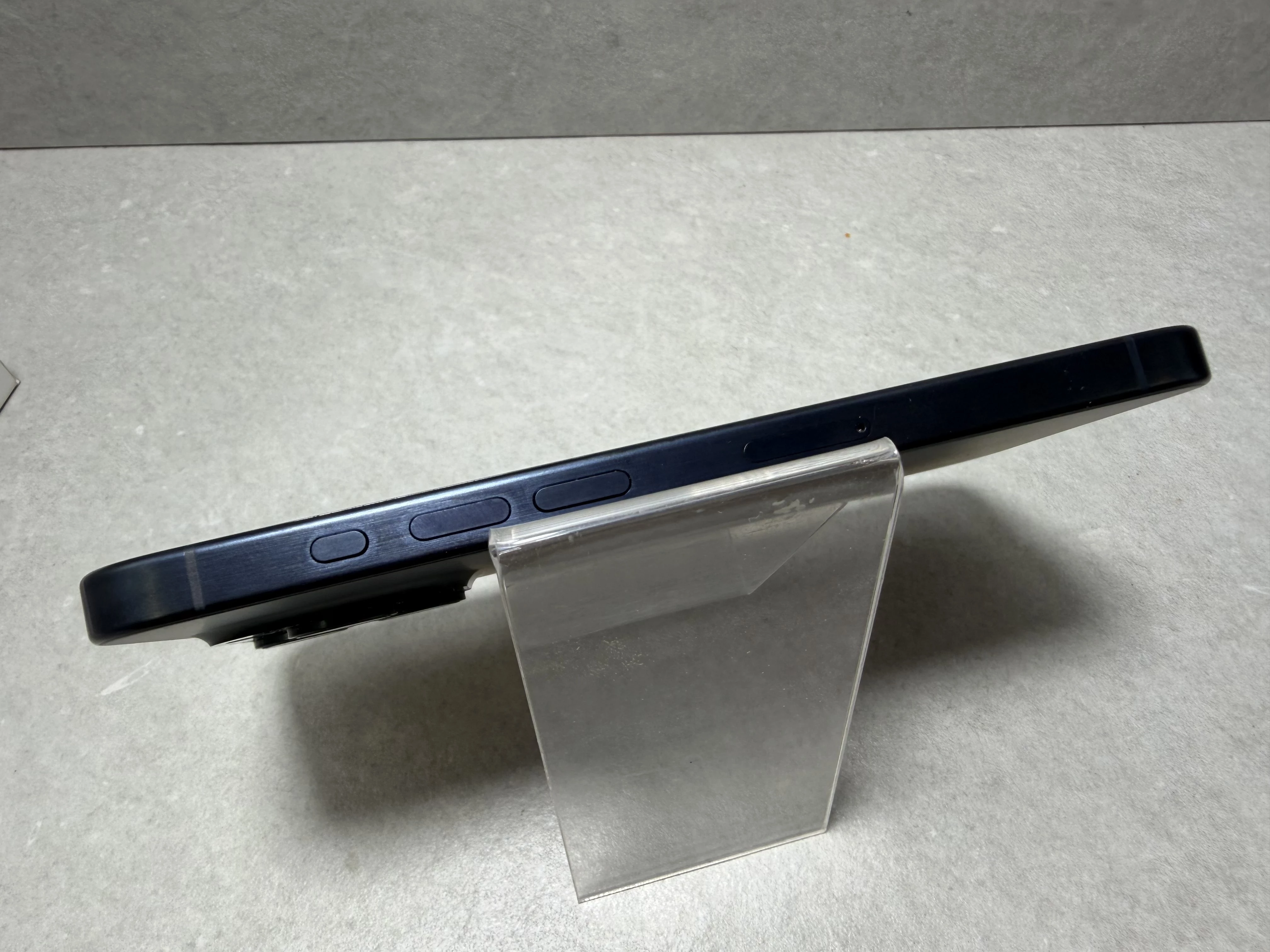 telefon-iphone-15-pro-88-128gb-pudelko-pamiec-ram-202865-214113