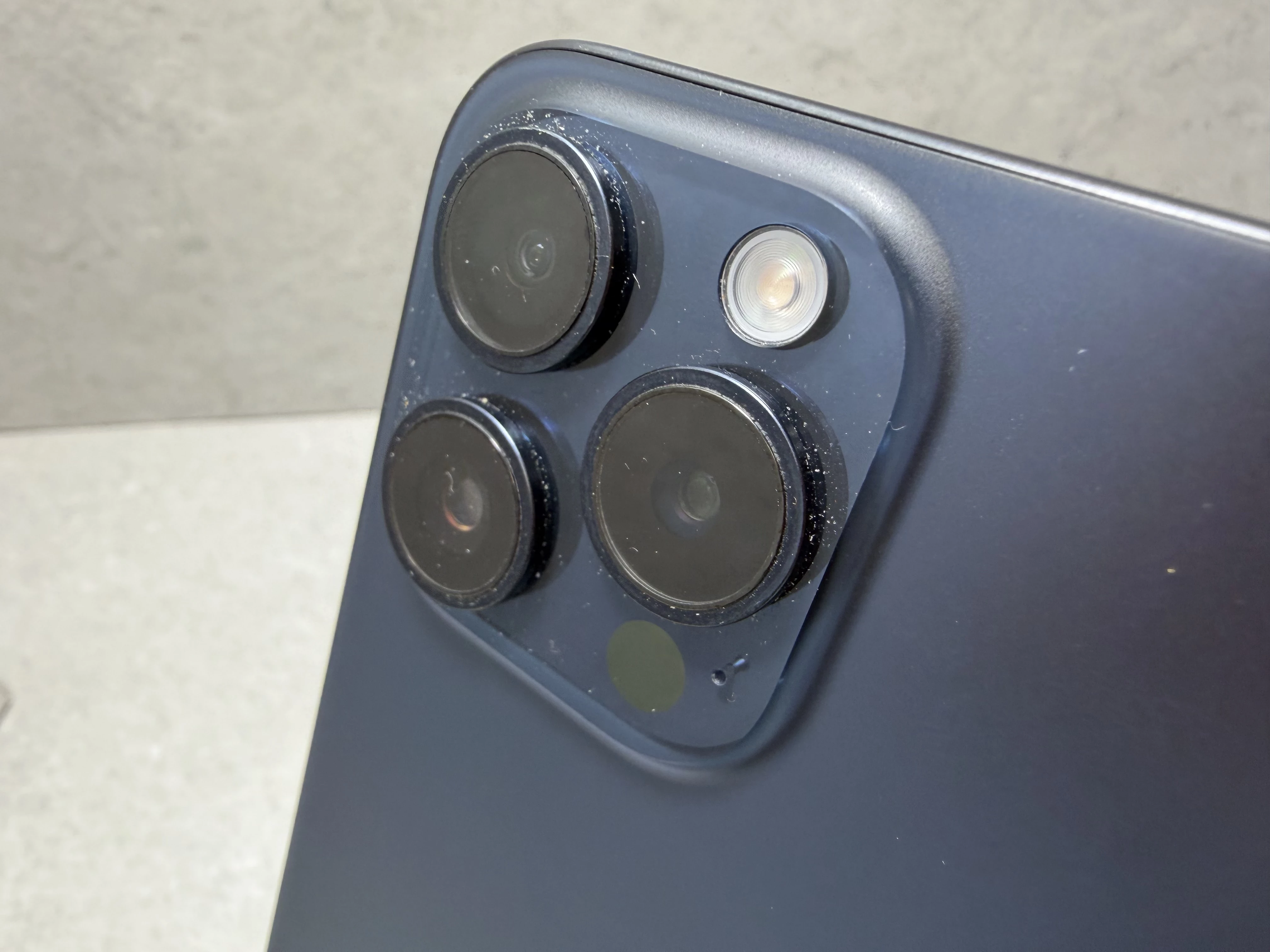 telefon-iphone-15-pro-88-128gb-pudelko-stan-11323-2