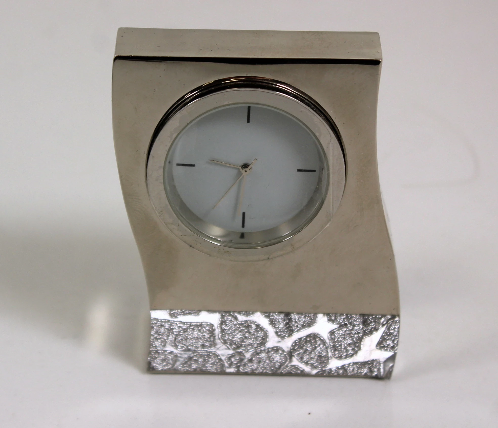 zegarek-stojacy-srebrny-marszalkowska-60-warszawa