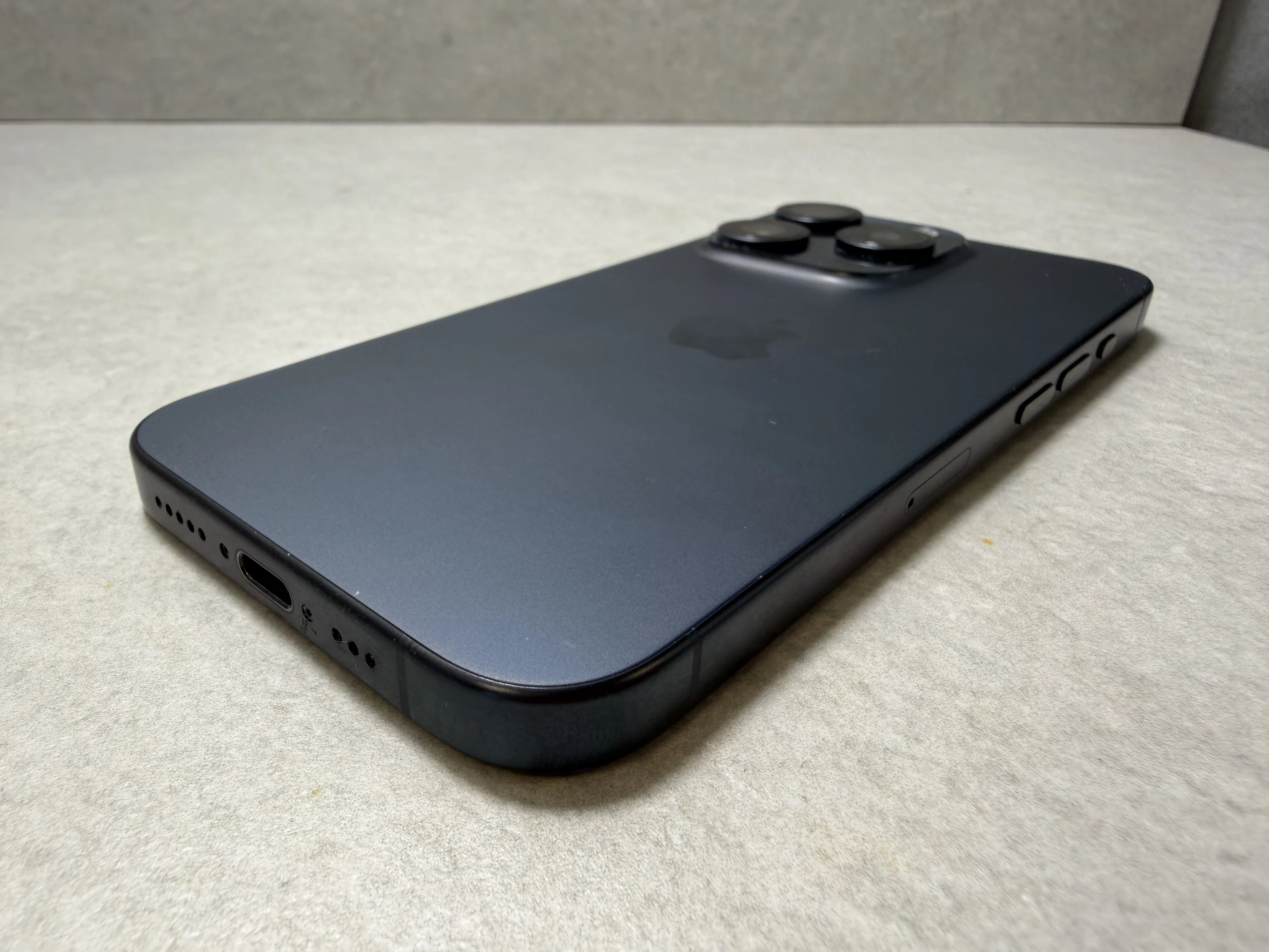 telefon-iphone-15-pro-88-128gb-pudelko-kod-producenta-mtv03pxa