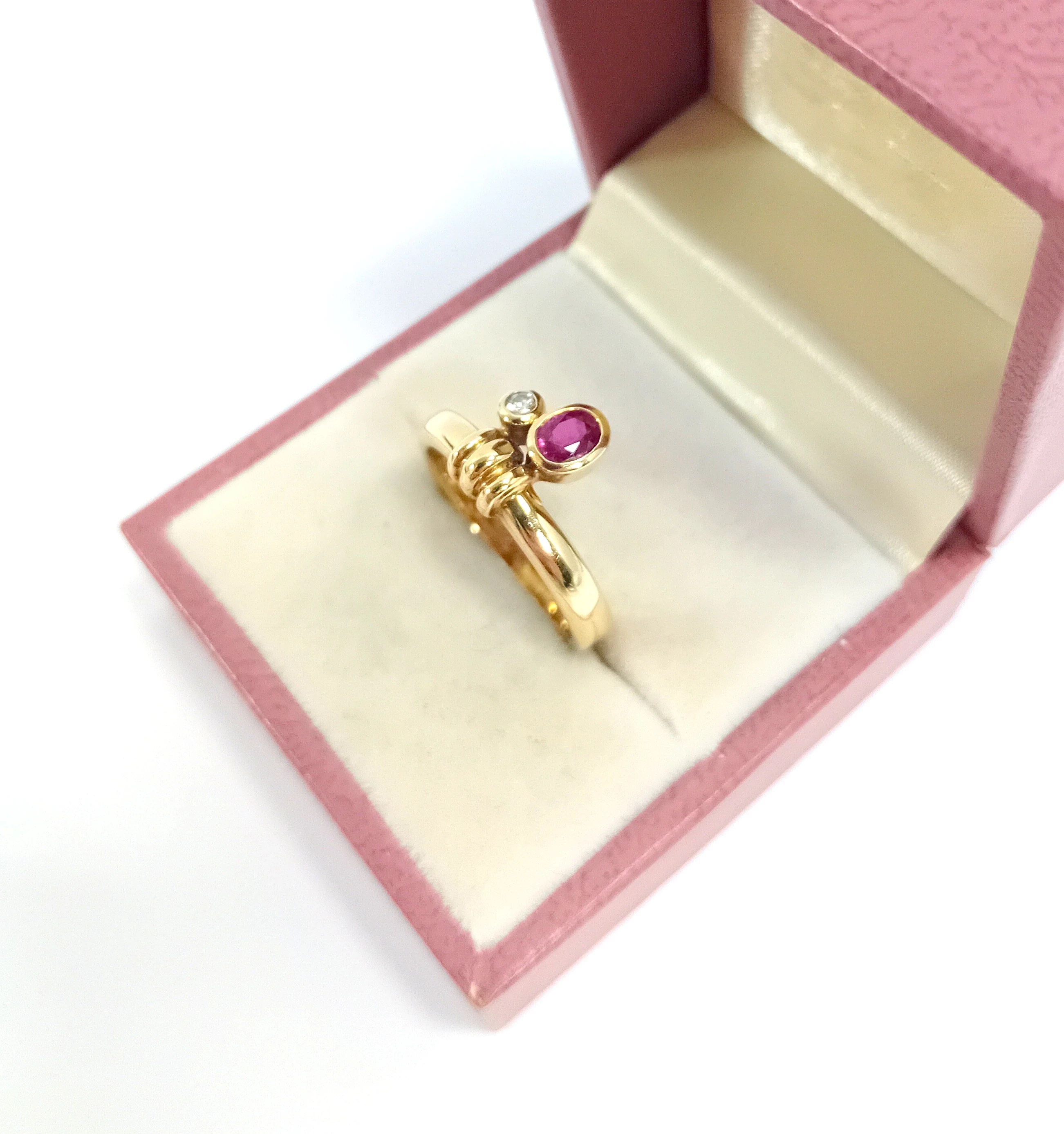 wyjatkowy-zloty-pierscionek-z-rubinem-i-diamentem-pr-585-rozmiar-15-material-dominujacy-223721-131072