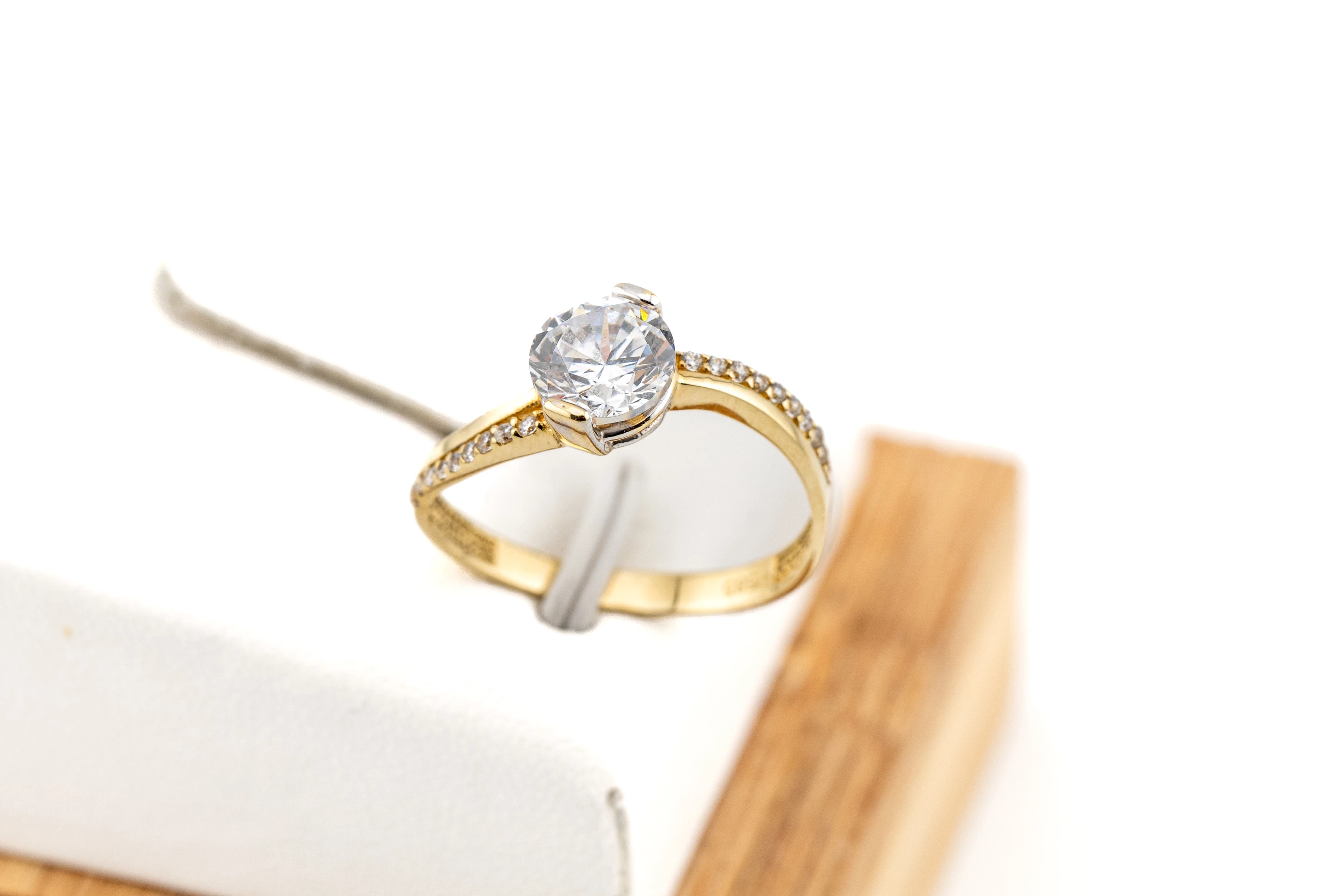 zc016-olsniewajacy-zloty-pierscionek-z-duza-cyrkonia-zloto-585-14k-r15-waga-216