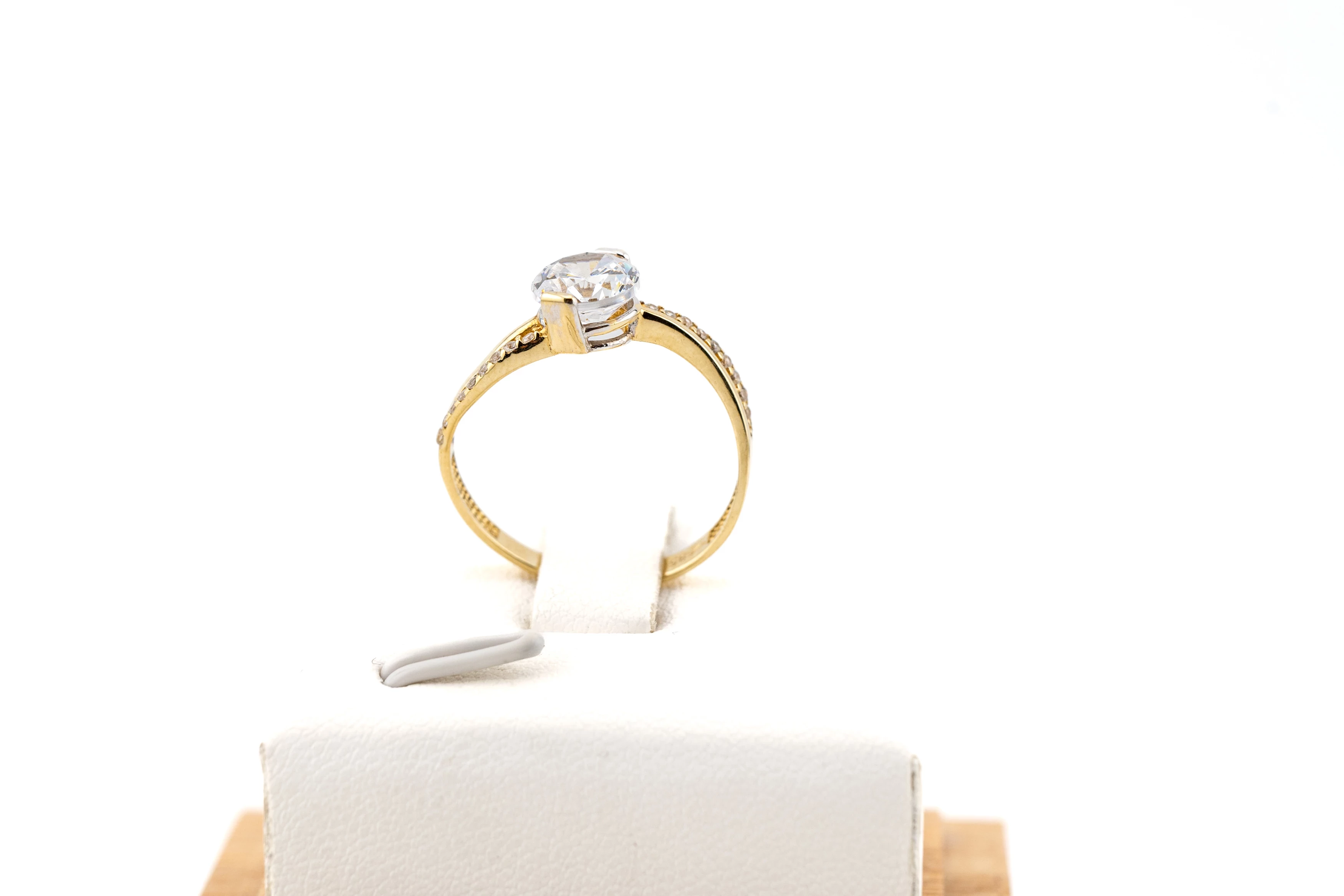 zc016-olsniewajacy-zloty-pierscionek-z-duza-cyrkonia-zloto-585-14k-r15-material-15835-2