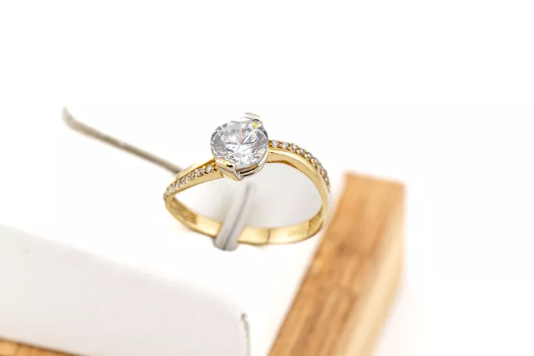 zc016-olsniewajacy-zloty-pierscionek-z-duza-cyrkonia-zloto-585-14k-r15-waga-216