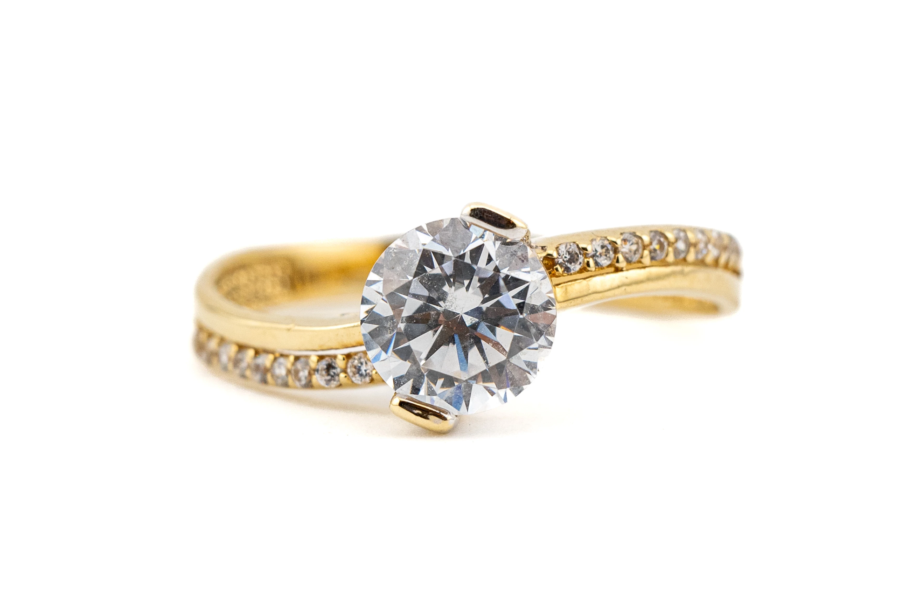 zc016-olsniewajacy-zloty-pierscionek-z-duza-cyrkonia-zloto-585-14k-r15-niepodleglosci-18-wschowa-kamp