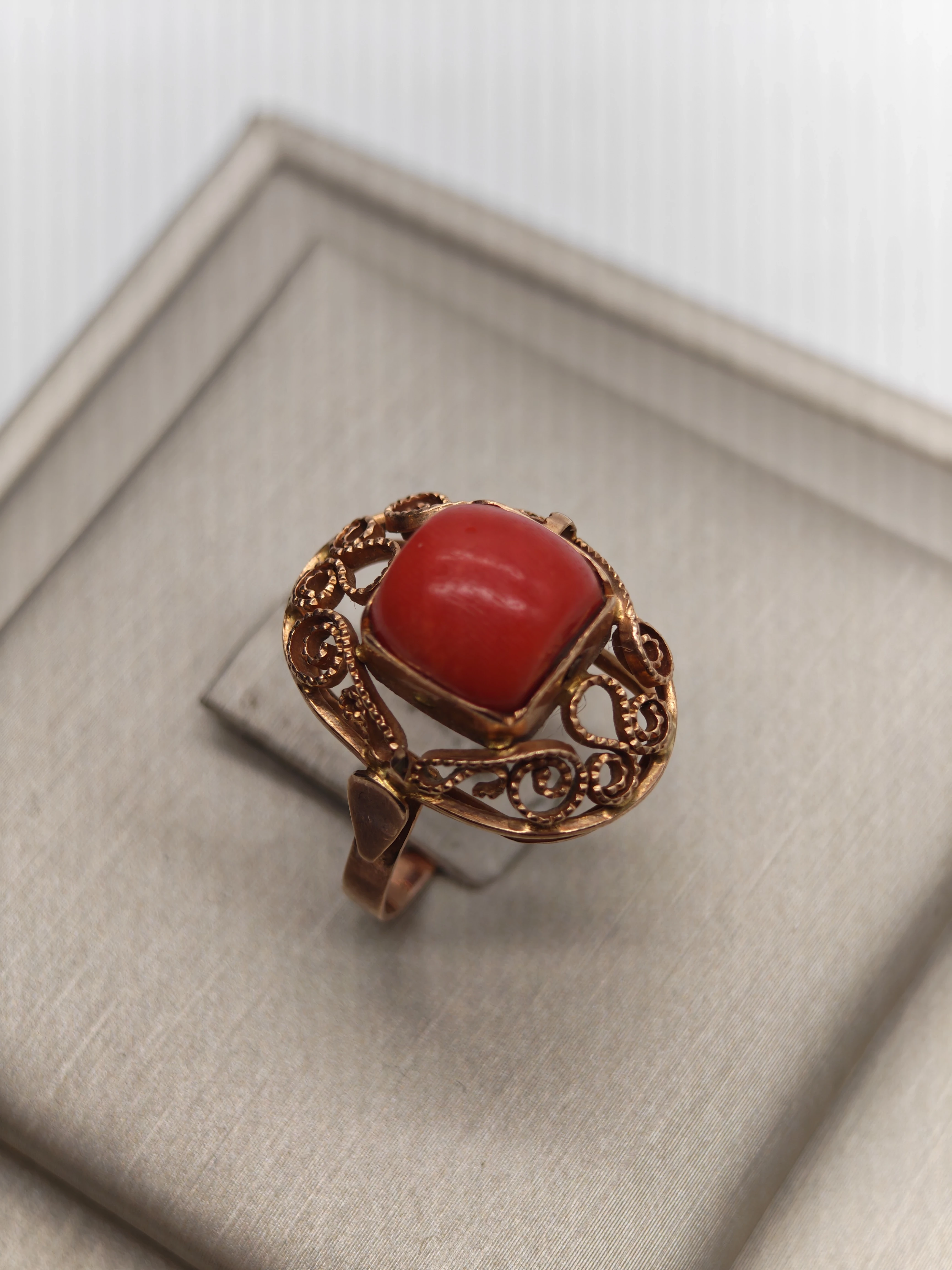 pierscionek-z-koralem-proba-585-waga-519g-rozmiar-13-ean-gtin-00000000