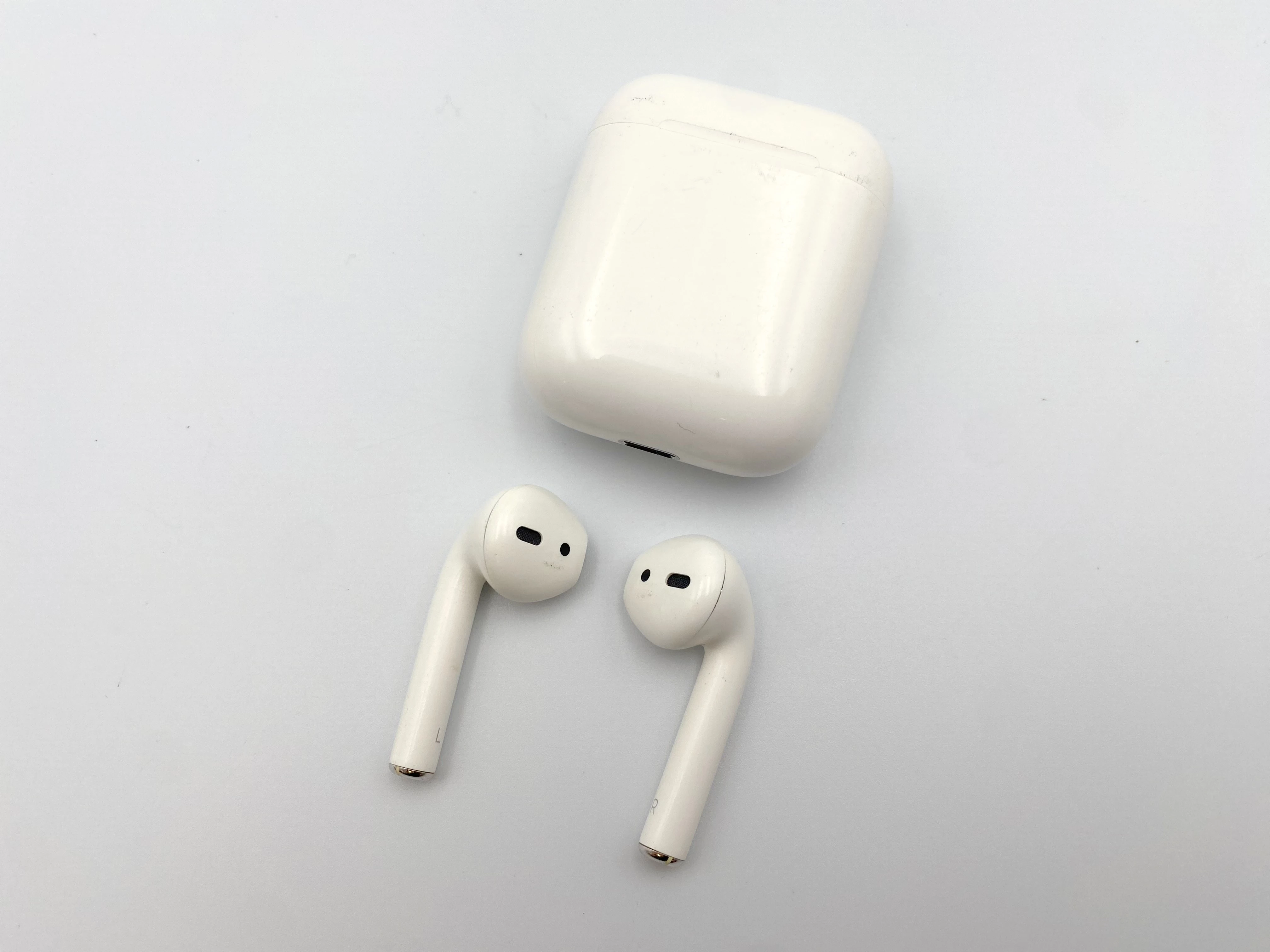 sluchawki-apple-airpods-1-stefana-grota-roweckiego-7h-krakow