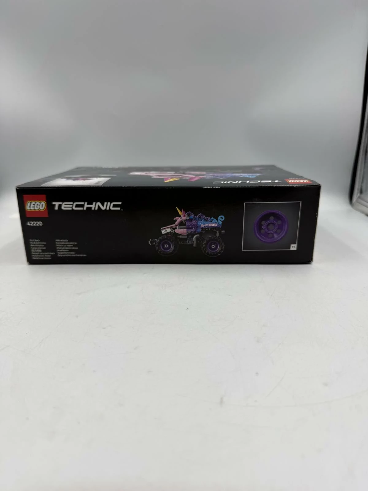 lego-technic-42220-monster-jam-sparkle-smash-z-napedem-typu-pull-back-stan-11323-2