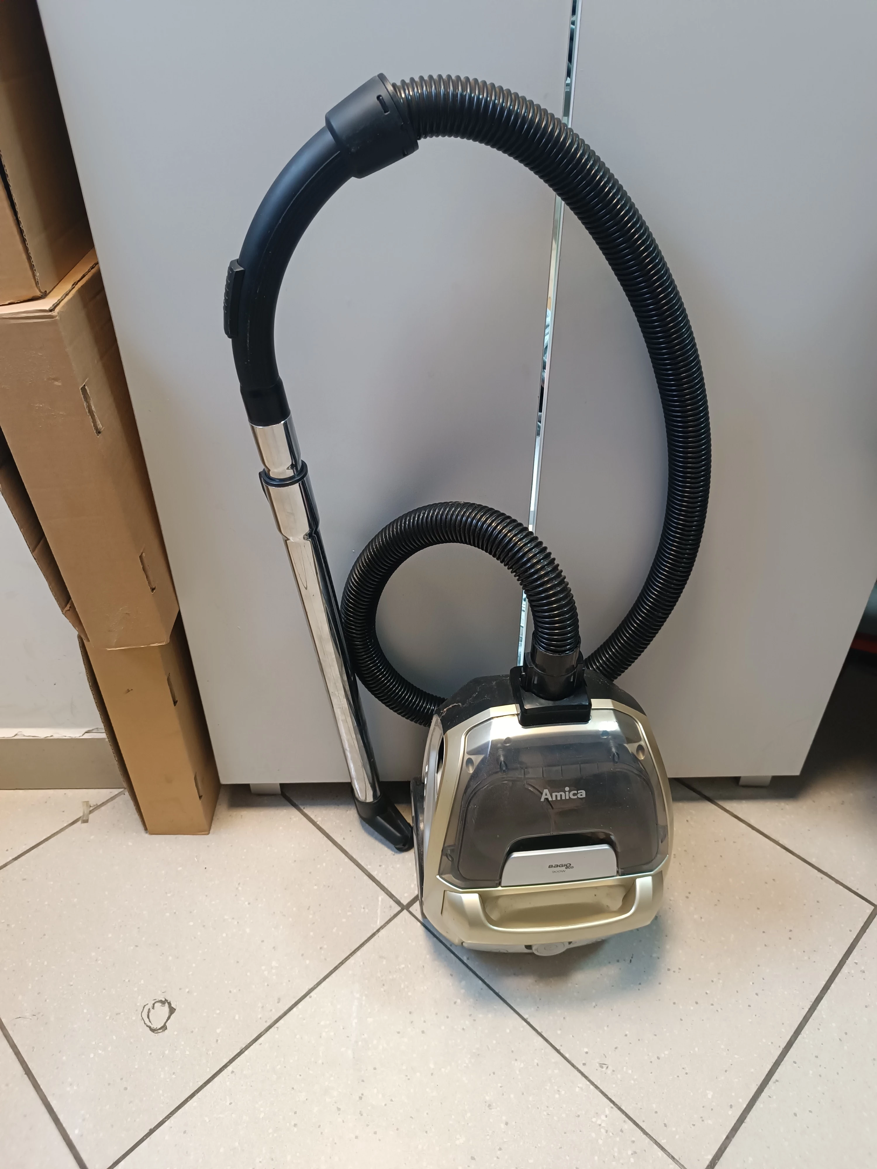 odkurzacz-bezworkowy-amica-bagio-eco-vm3045-w-pudelku-ean-gtin-5906006902421