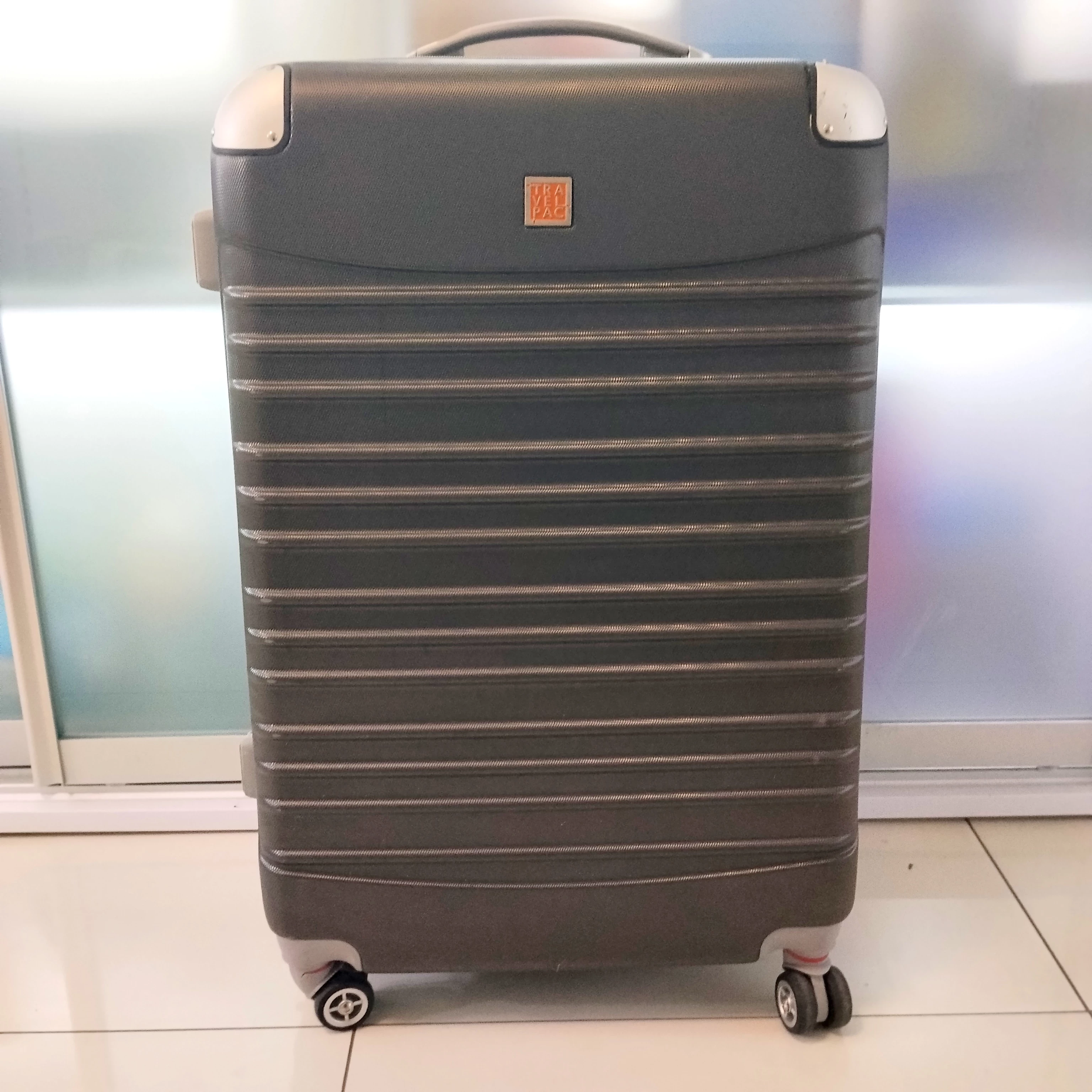 walizka-czarna-travelpac-aleje-karola-marcinkowskiego-15-poznan