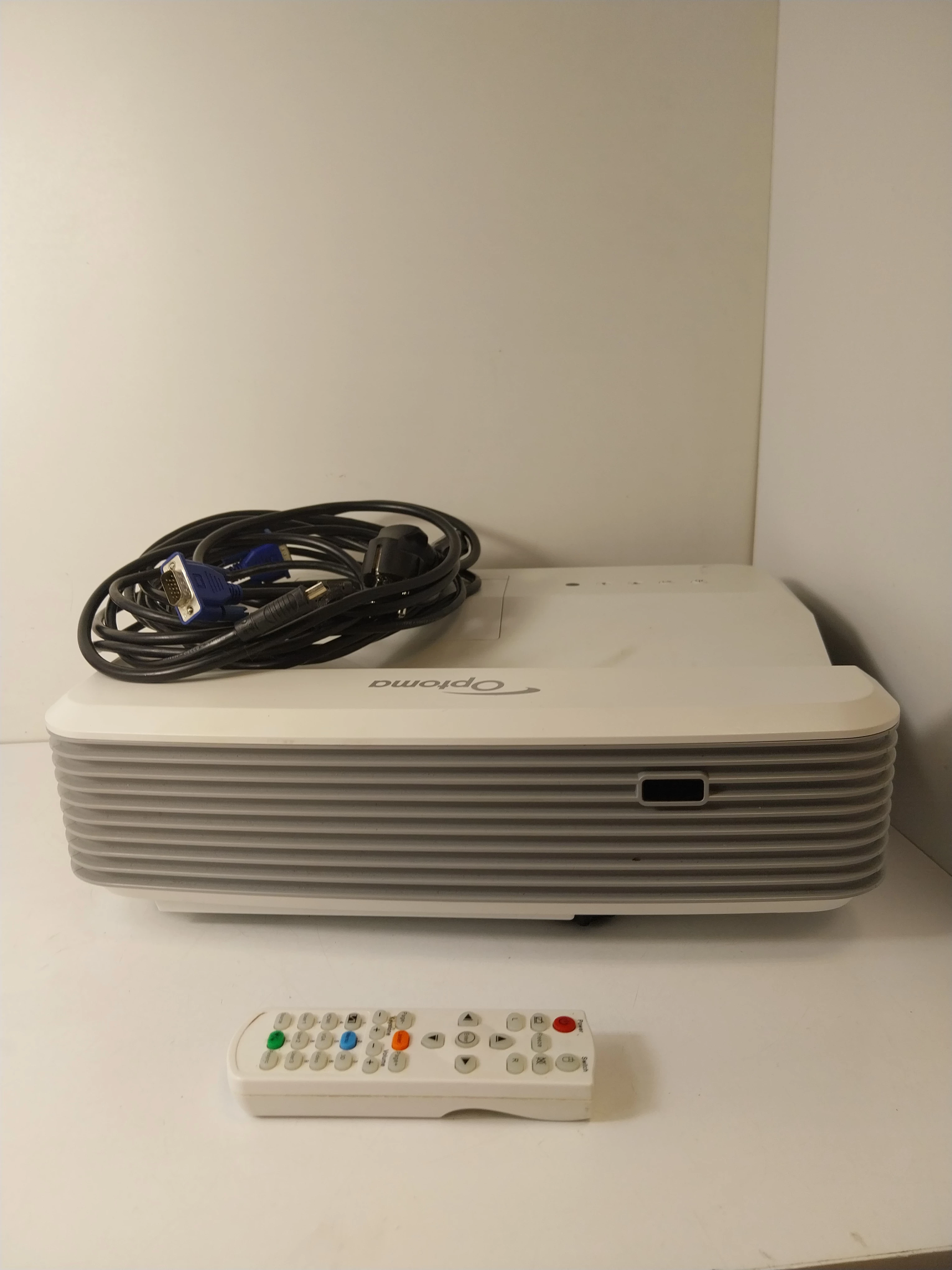 projektor-ultra-krotkoogniskowy-optoma-eh319ust-mrongowiusza-7-olsztyn