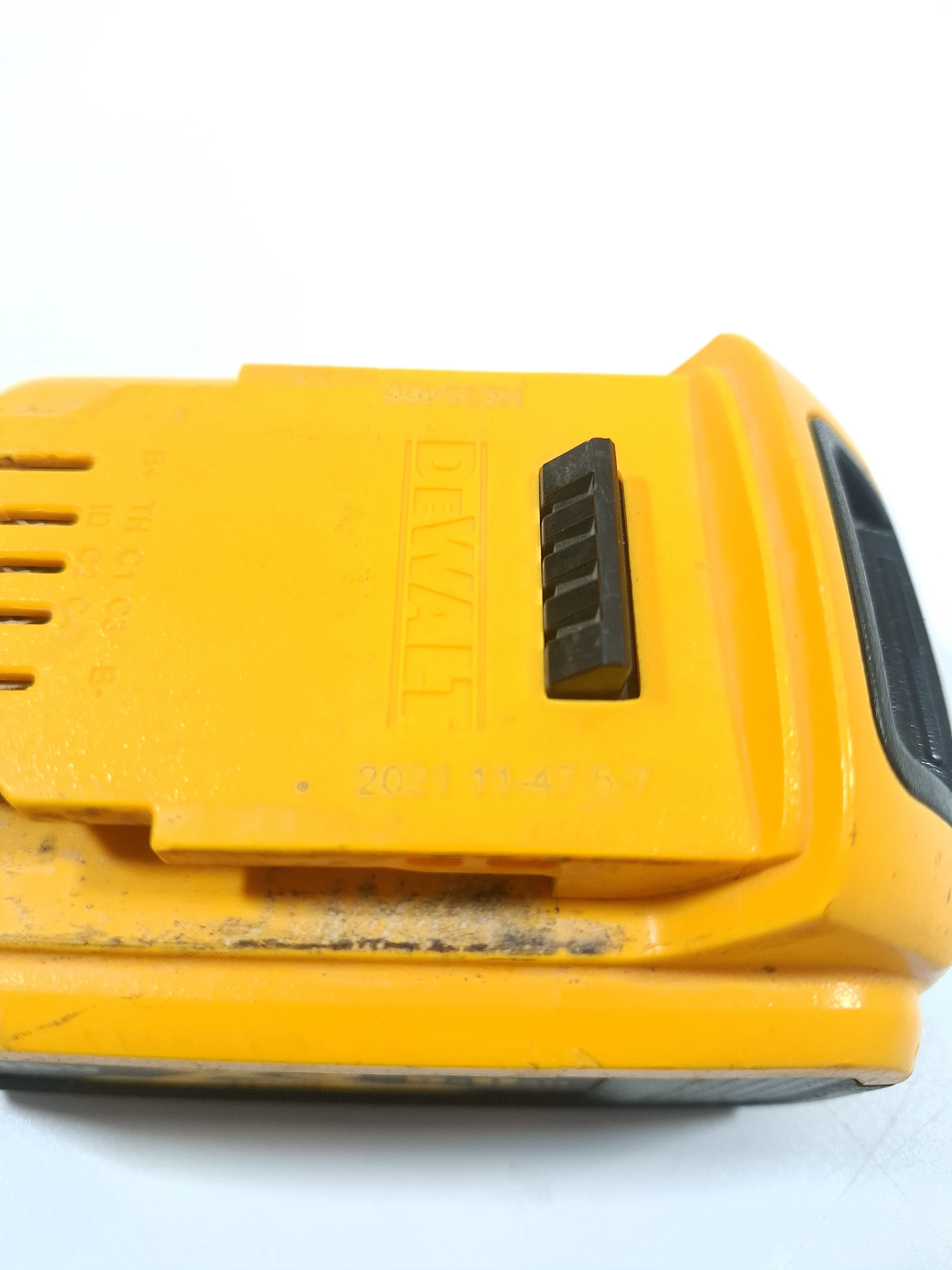 akumulator-li-ion-dewalt-18-v-500-ah-dcb184-2021r-stan-11323-2