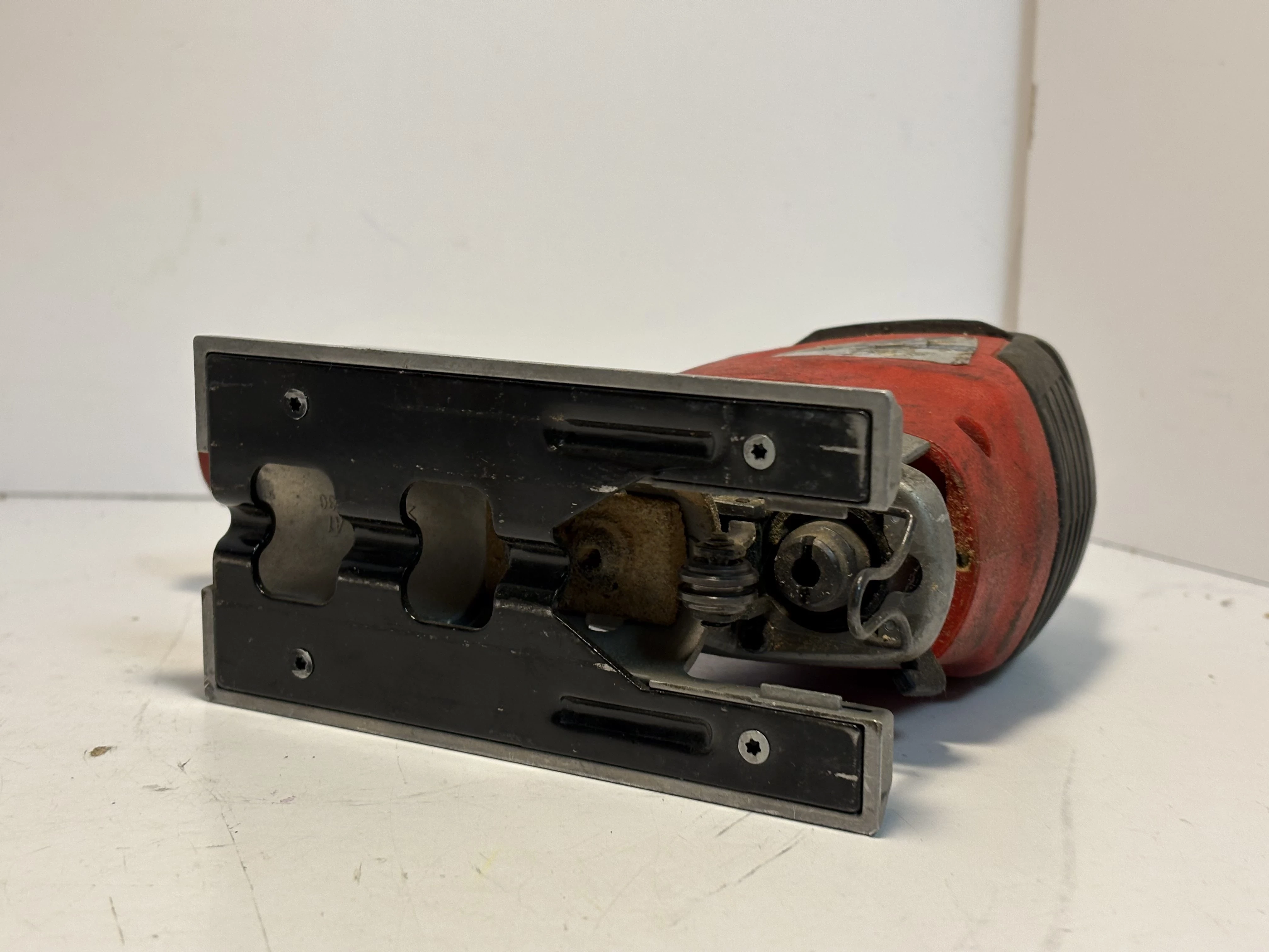 m12-js-0-subkompaktowa-wyrzynarka-milwaukee-mocowanie-brzeszczotu-205041-222245