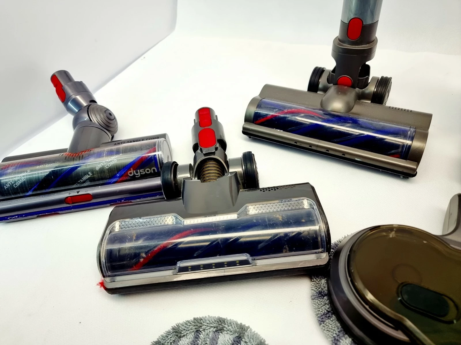 odkurzacz-dyson-v15-detect-absolute-zestaw-akcesorii-stojak-model-dyson-v15-detect-absolute