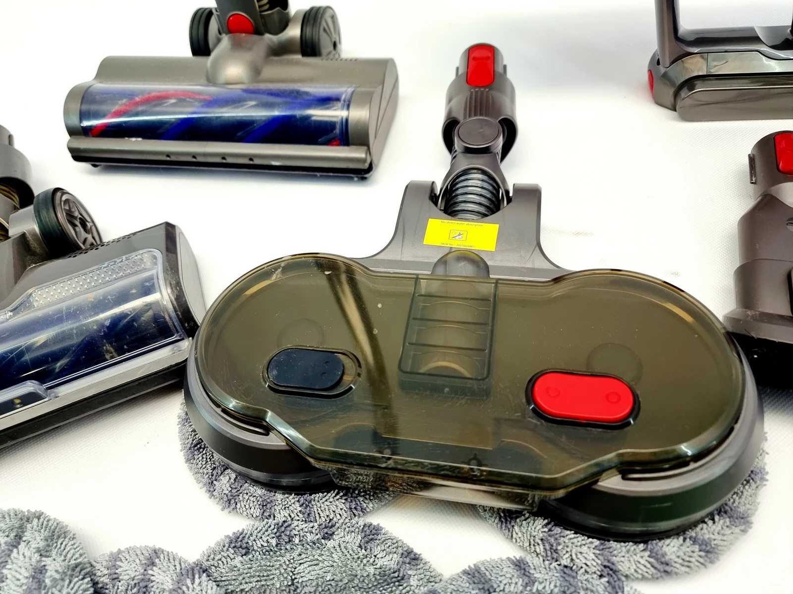 odkurzacz-dyson-v15-detect-absolute-zestaw-akcesorii-stojak-zasilanie-209202-1769478