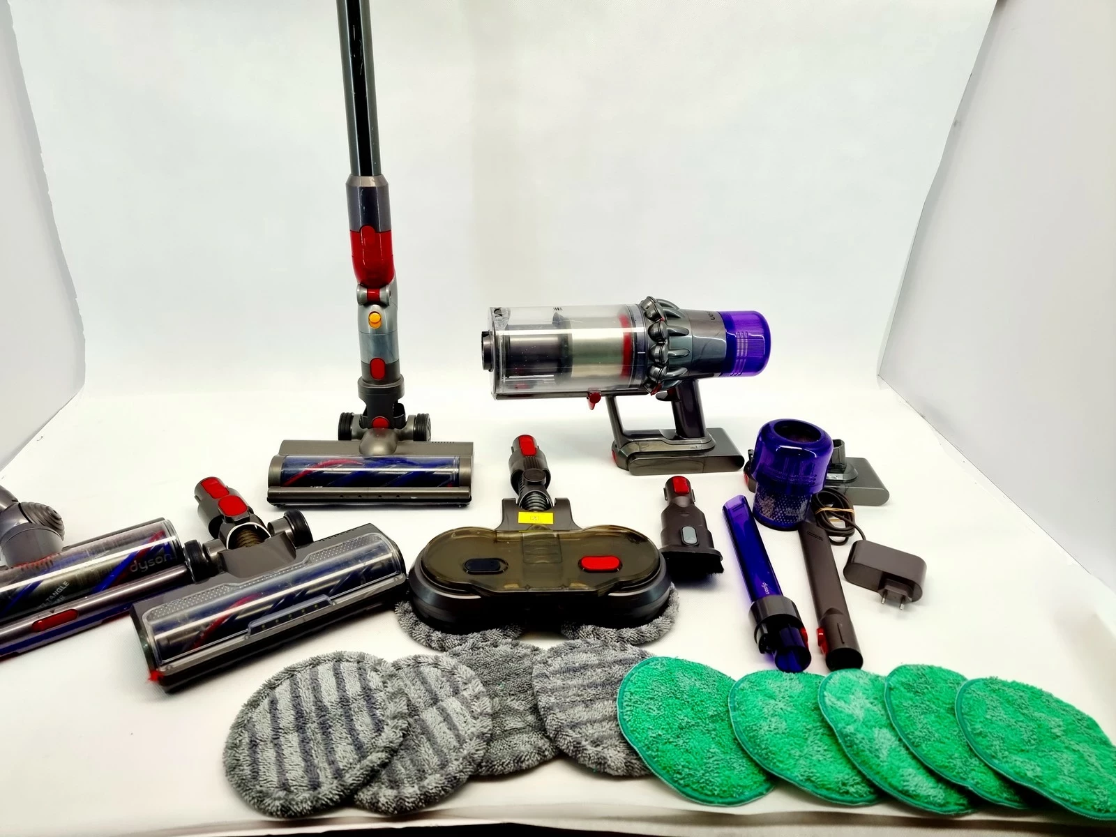 odkurzacz-dyson-v15-detect-absolute-zestaw-akcesorii-stojak-dabrowszczakow-1811-sj-olsztyn