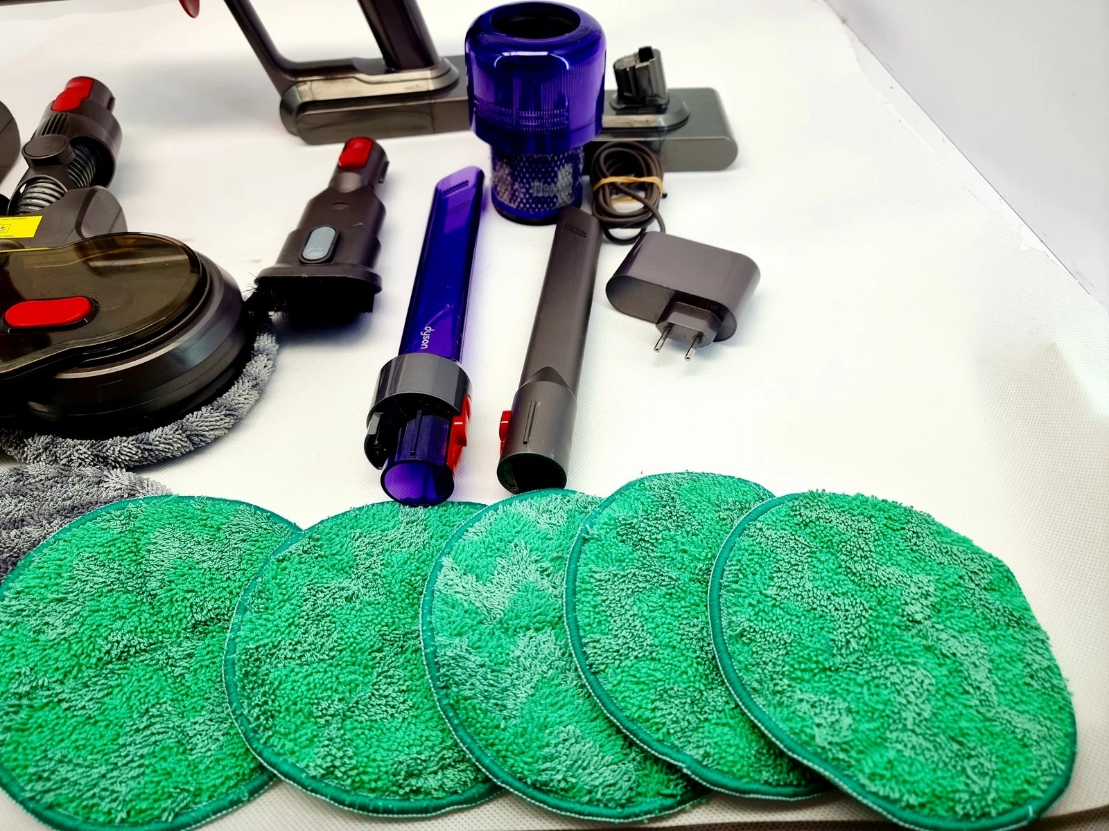 odkurzacz-dyson-v15-detect-absolute-zestaw-akcesorii-stojak-czas-ladowania-240