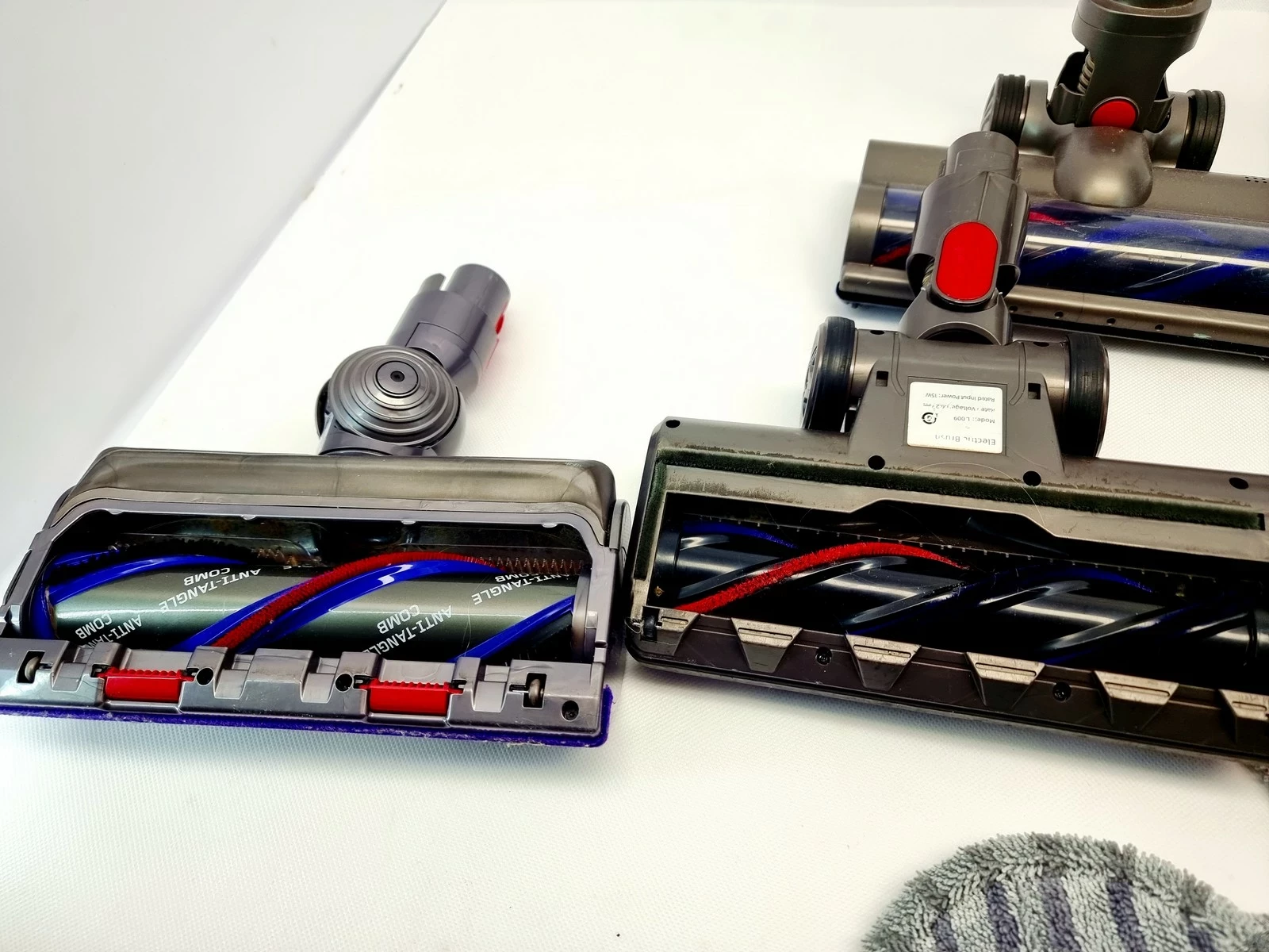 odkurzacz-dyson-v15-detect-absolute-zestaw-akcesorii-stojak-filtr-hepa