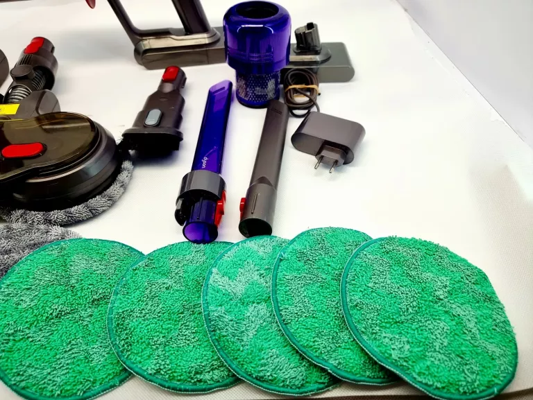 odkurzacz-dyson-v15-detect-absolute-zestaw-akcesorii-stojak-czas-ladowania-240