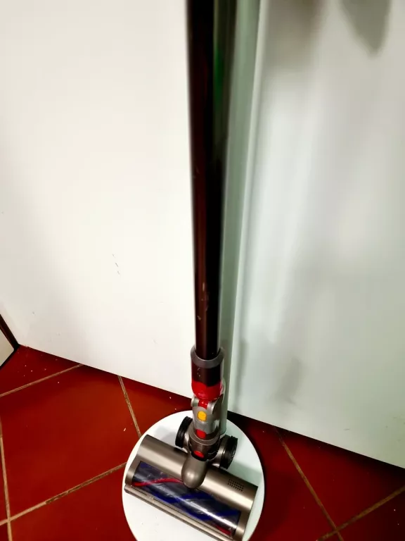 odkurzacz-dyson-v15-detect-absolute-zestaw-akcesorii-stojak-moc-66000