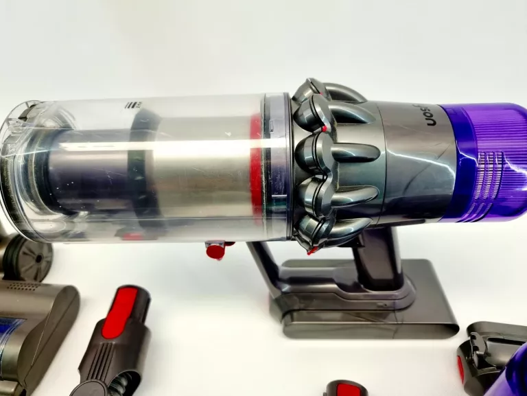 odkurzacz-dyson-v15-detect-absolute-zestaw-akcesorii-stojak-pojemnosc-zbiornika-na-kurz-076