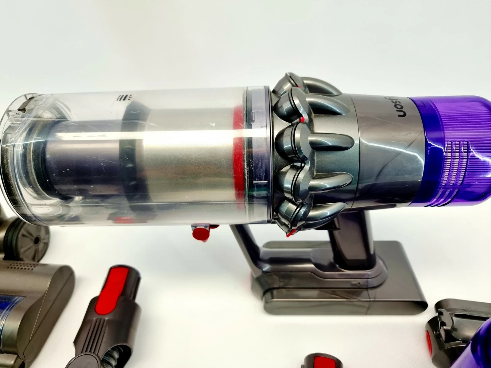 odkurzacz-dyson-v15-detect-absolute-zestaw-akcesorii-stojak-pojemnosc-zbiornika-na-kurz-076