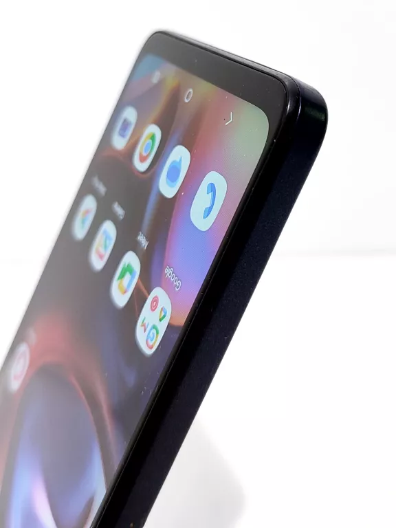 telefon-motorola-e15-64gb-etui-przekatna-ekranu-667