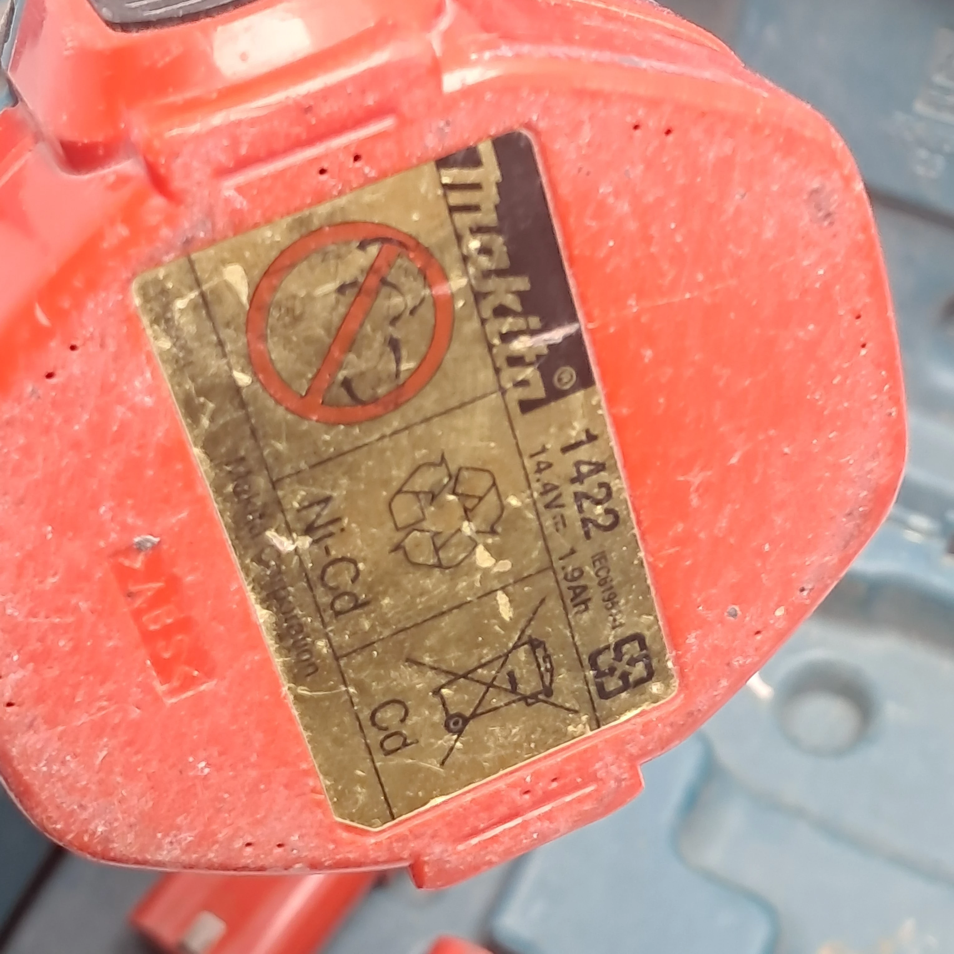 wkretarka-makita-6281d-4xakuladwal-pojemnosc-akumulatora-130