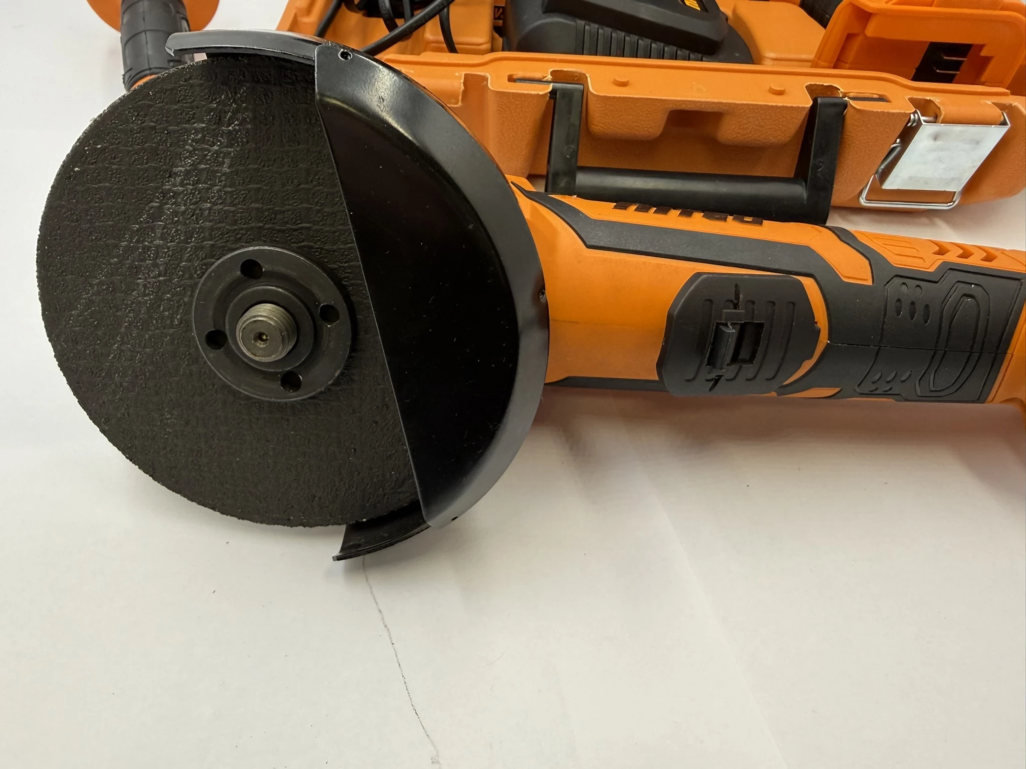 wkretarka-plus-szlifierka-niteo-aku-ladowarka-walizka-kod-producenta-20vag0208-26