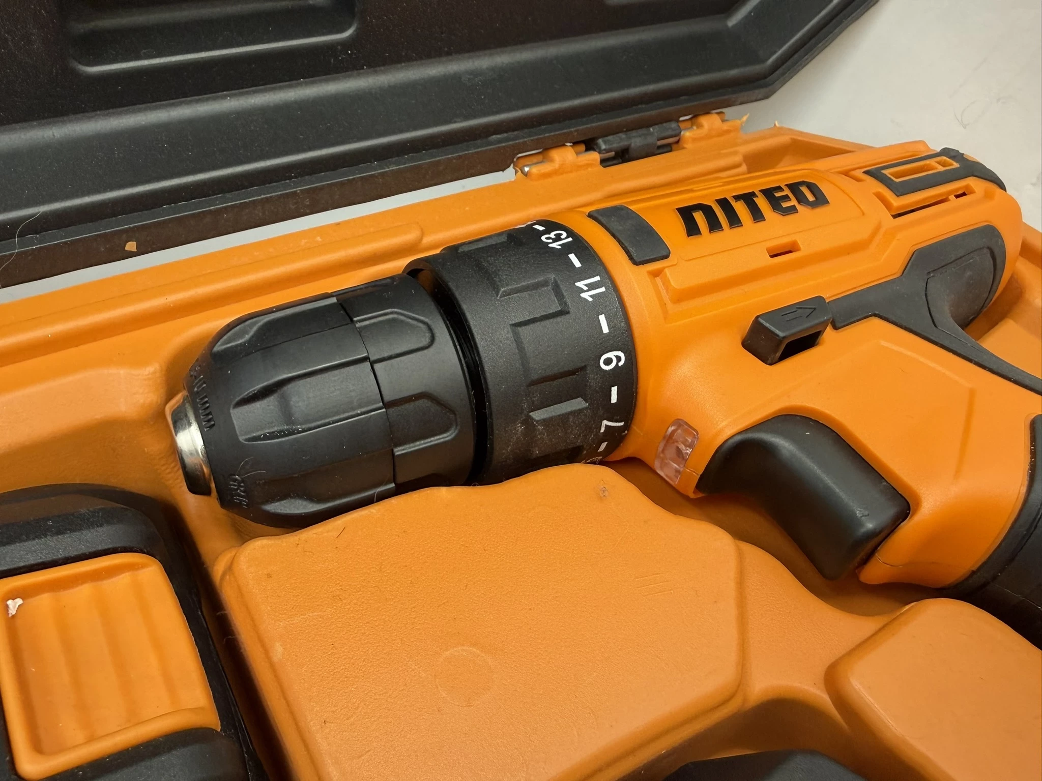 wkretarka-plus-szlifierka-niteo-aku-ladowarka-walizka-stan-11323-2