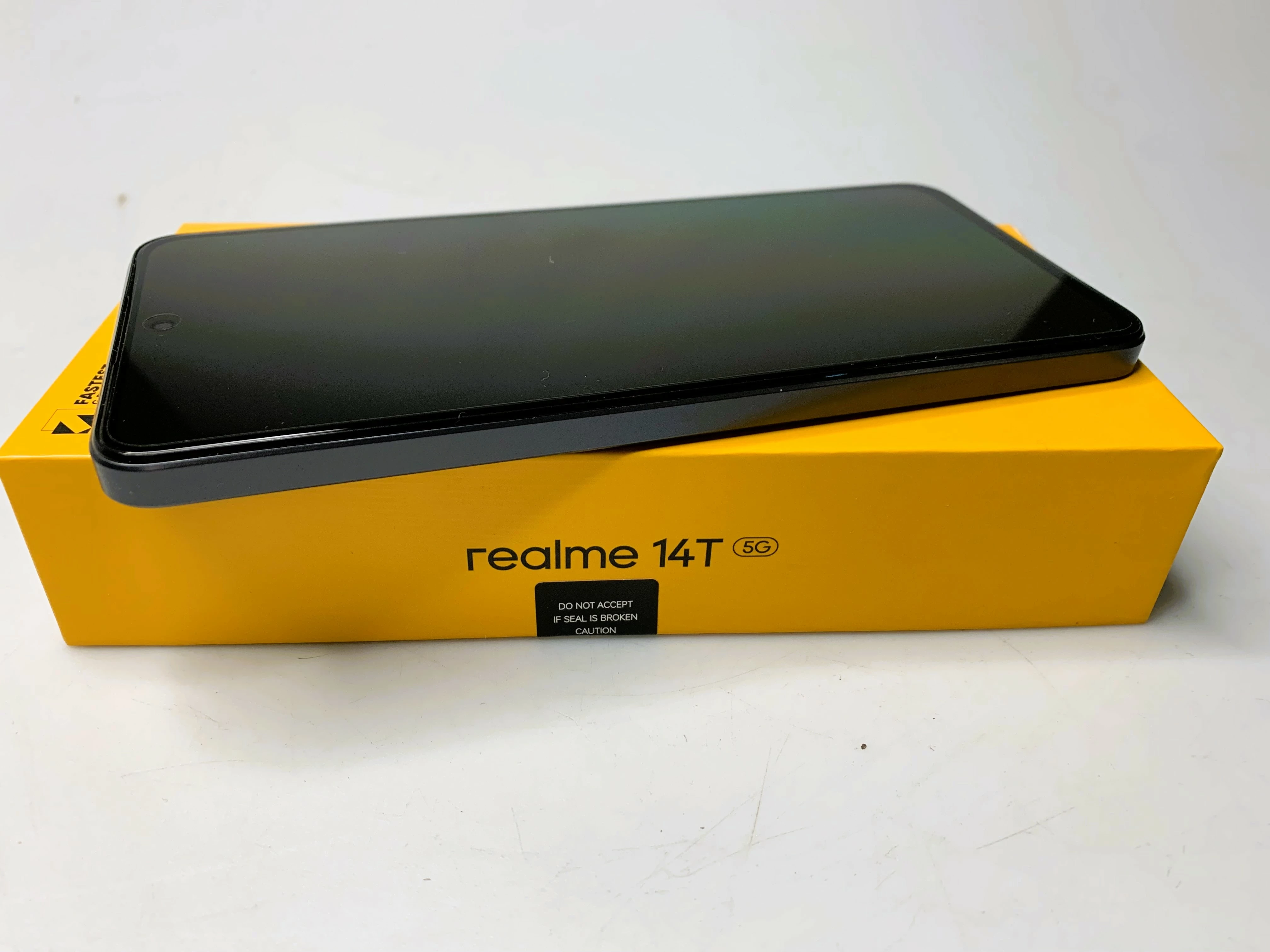telefon-realme-14t-komplet-8256gb-kod-producenta-6941764460188