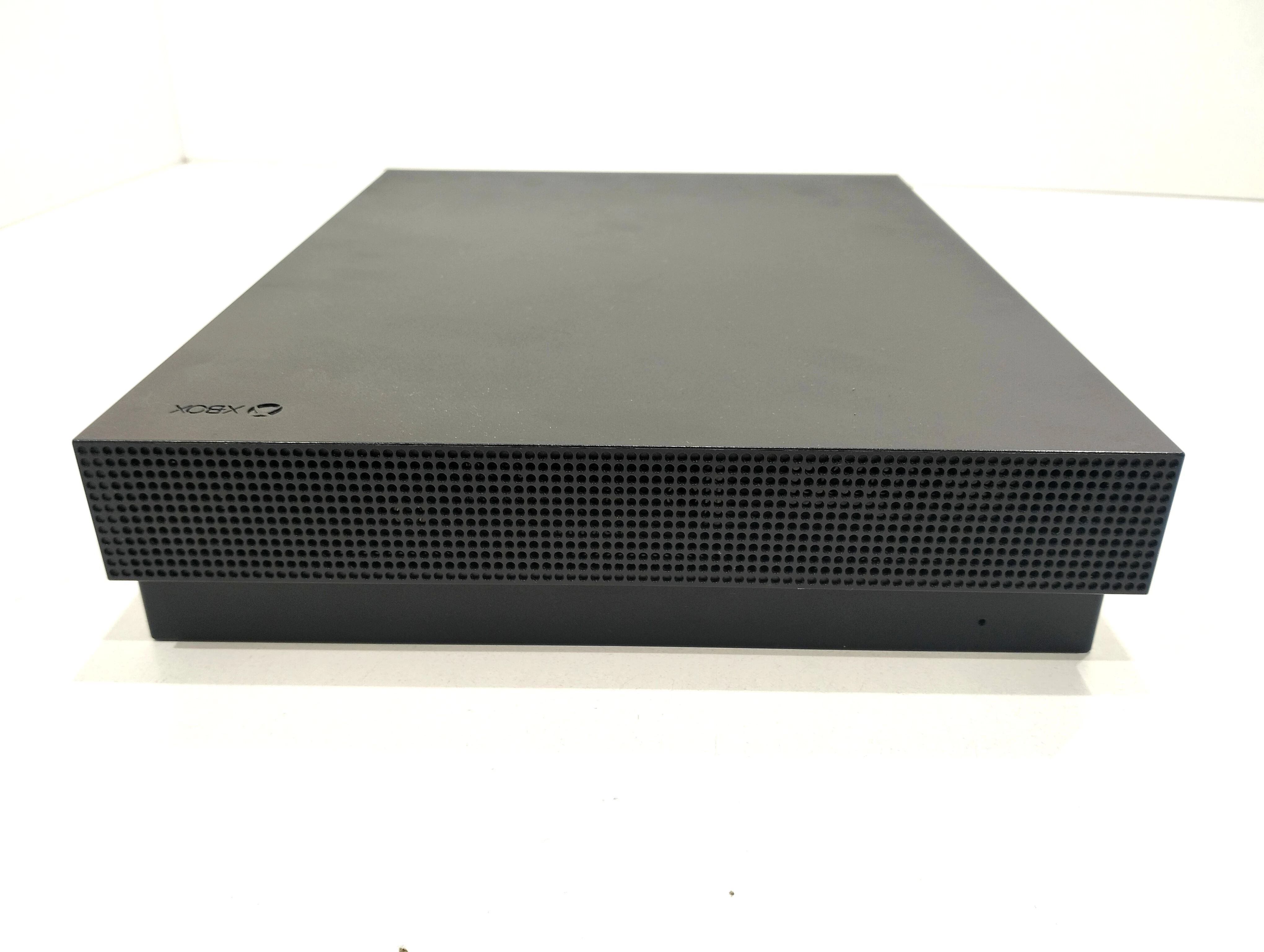 konsola-xbox-one-x-1787-1tb-zlacza-205990-1