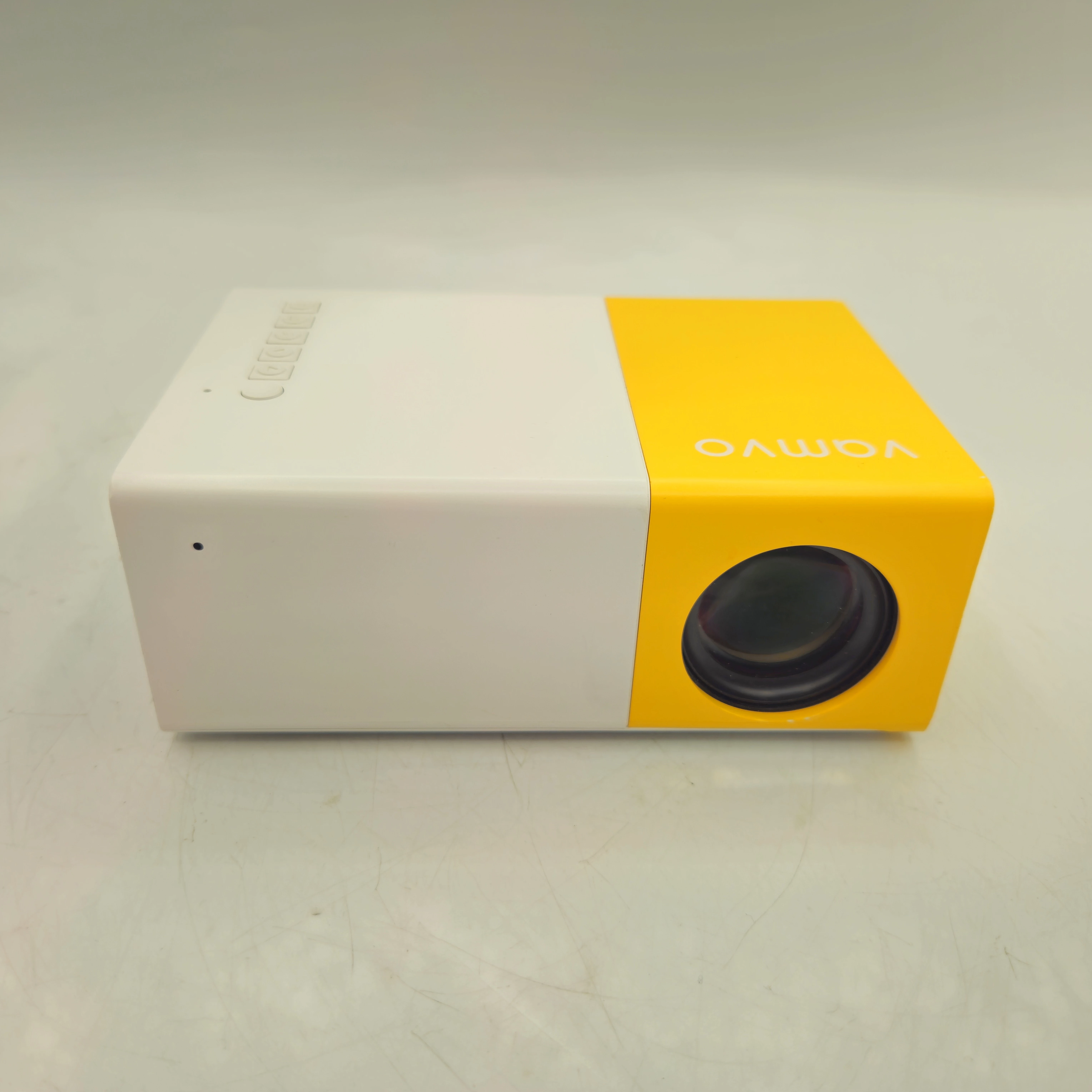 projektor-led-vamvo-3-maja-48-poznan-ska-x