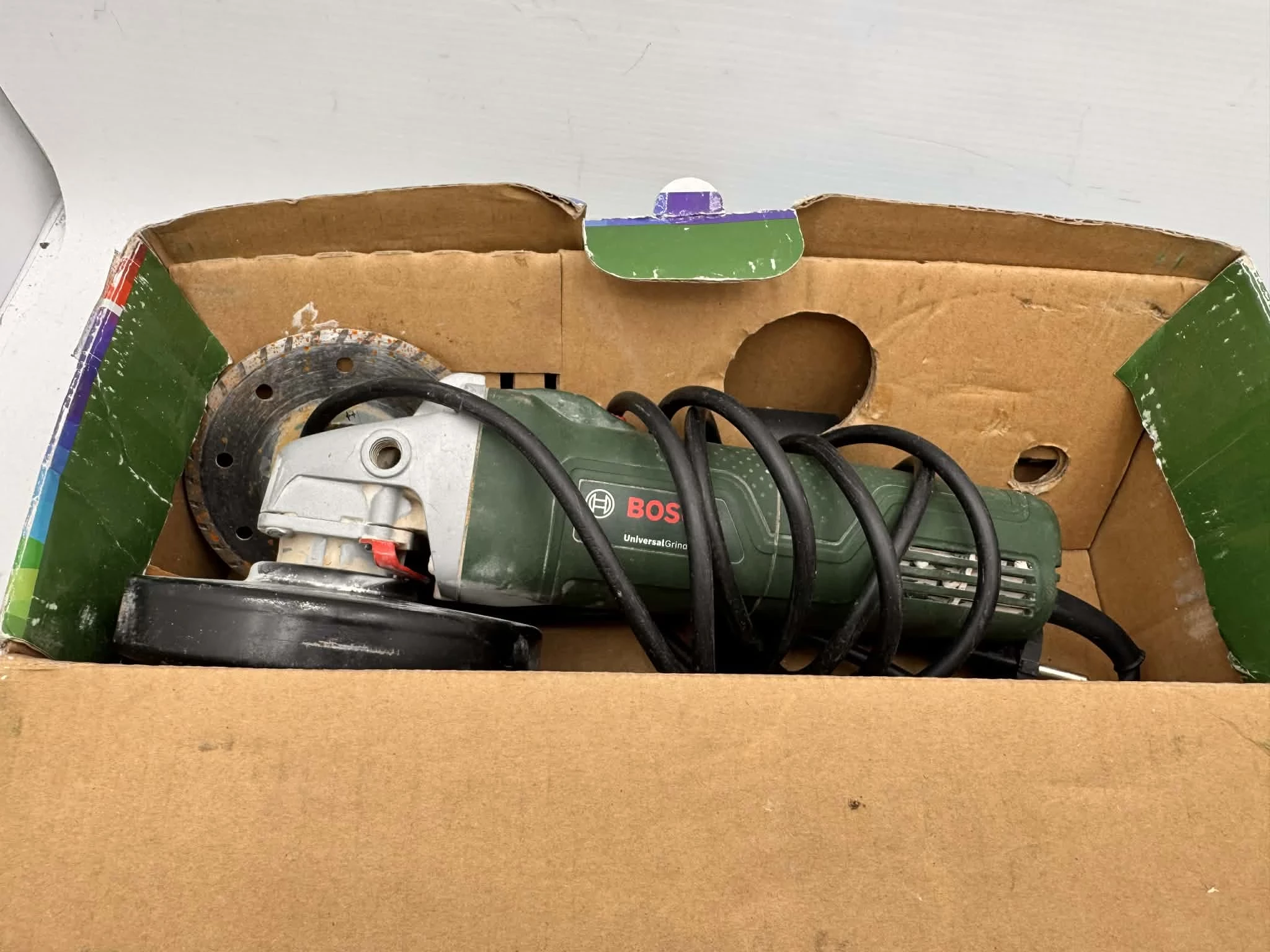 szlifierka-bosch-750-125-pudelko-maksymalna-moc-75000