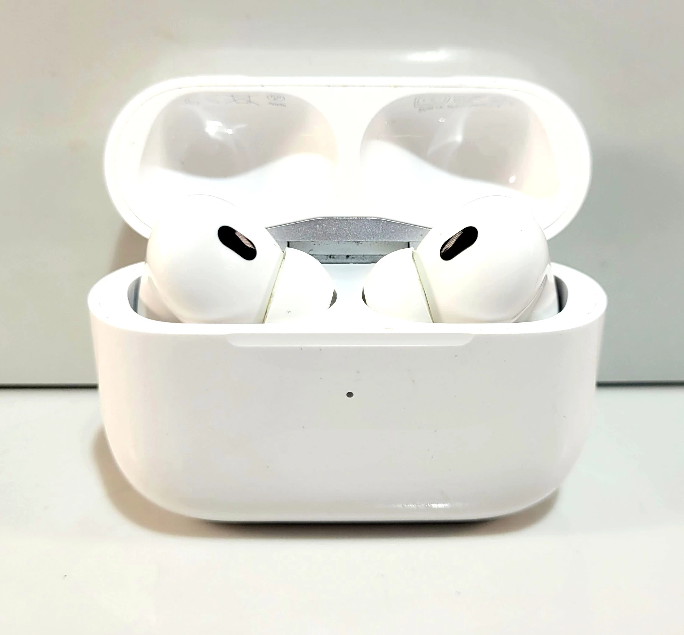 sluchawki-bezprzewodowe-dokanalowe-apple-airpods-pro-2-generacji-kolor-dominujacy-129357-2